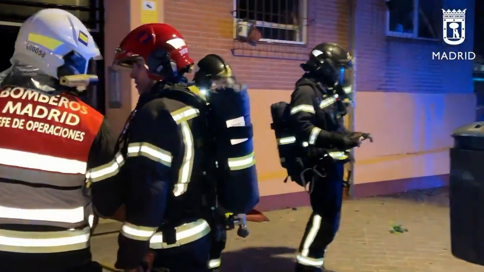 Los bomberos, en la puerta del edificio donde se ha producido el incendio.