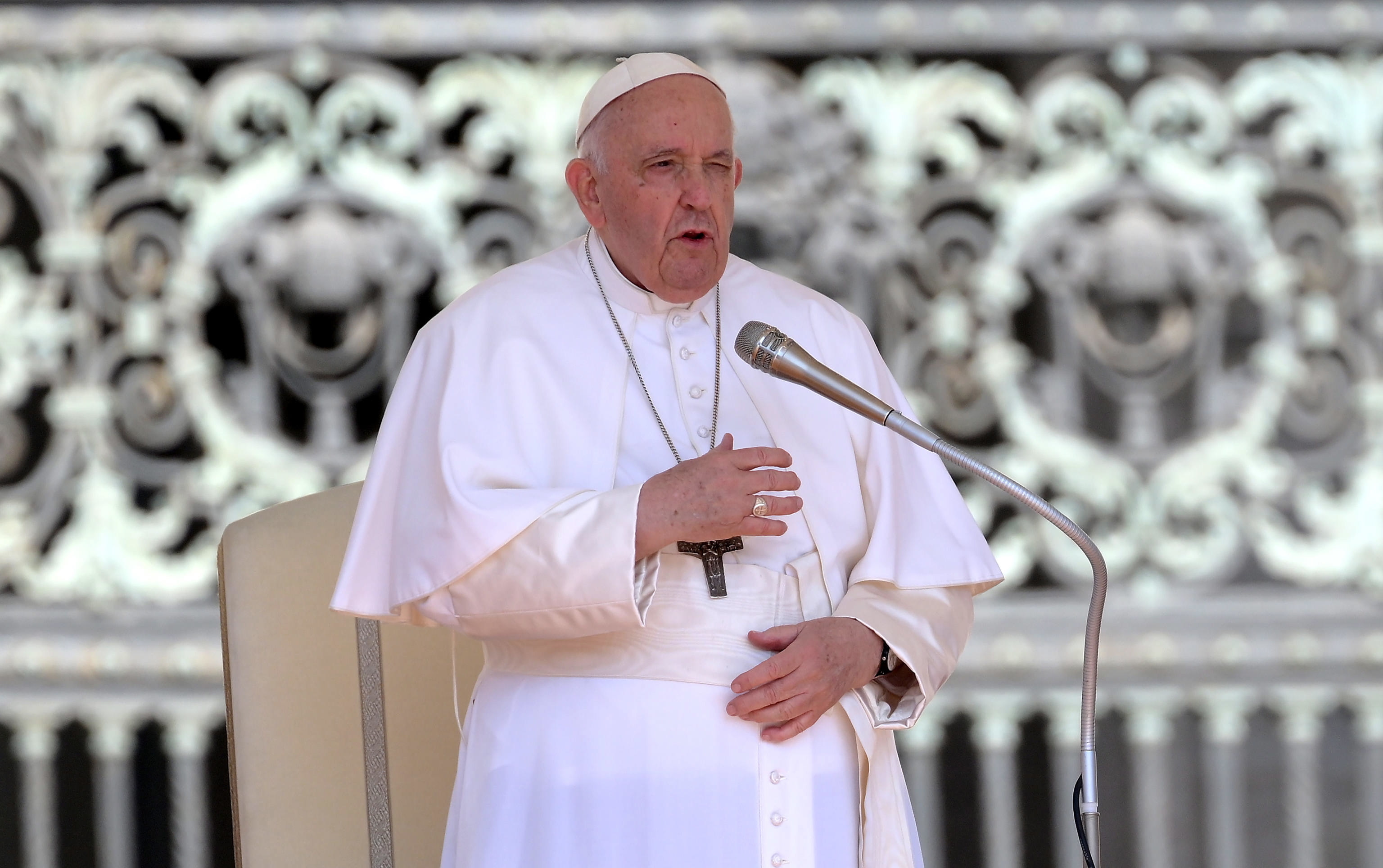 El Papa, hospitalizado para una operación por riesgo de obstrucción intestinal