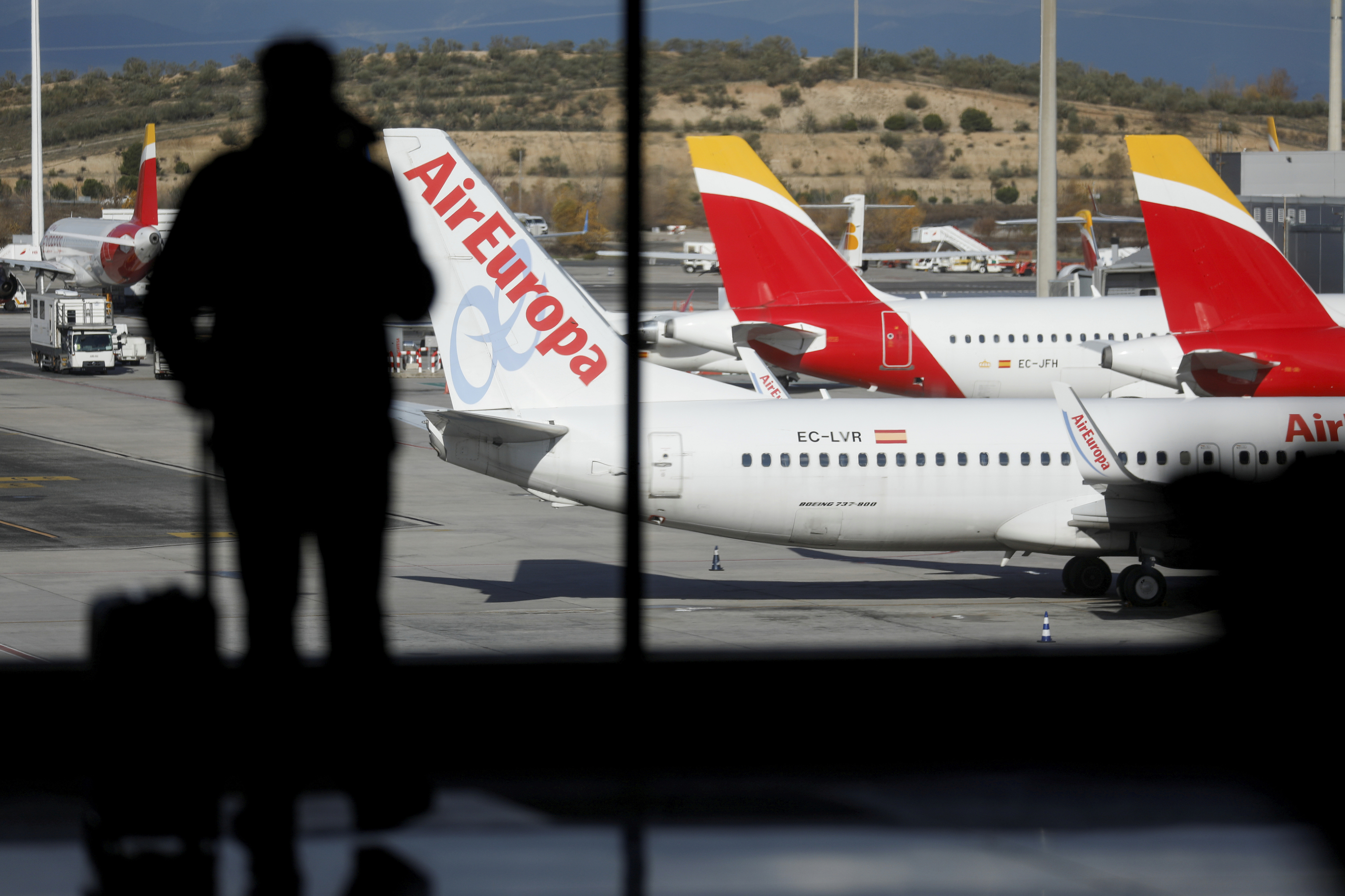 Aviones de Iberia y Air Europa en tierra en el aeropuerto Adolfo Suárez Barajas en medio de la pandemia de la enfermedad por coronavirus (COVID-19) en Madrid, España, 15 de diciembre de 2020.