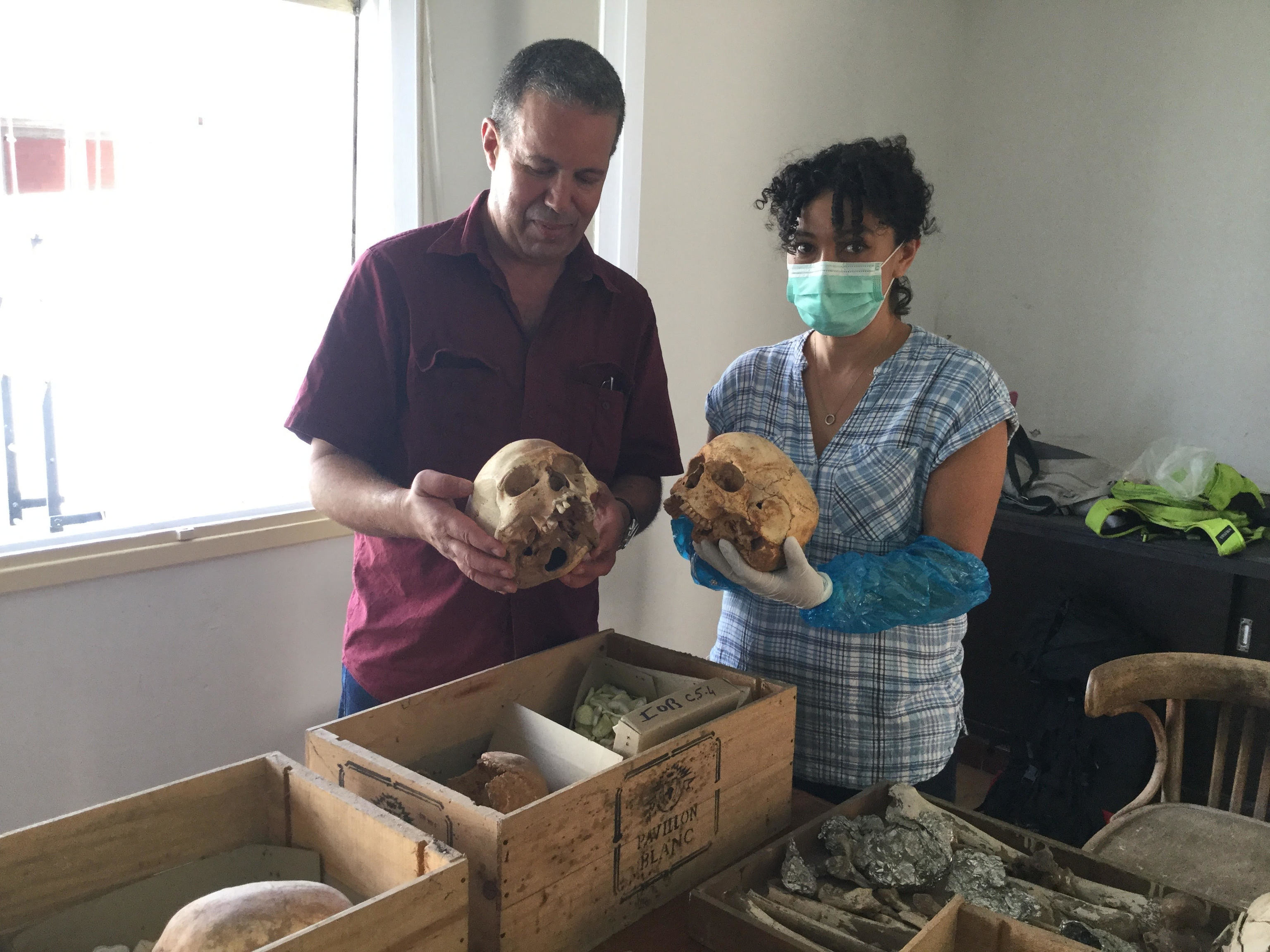 La doctora Cristina Valdiosera y el doctor Youssef Bokbot analizan individuos del yacimiento de Ifri Ouberrid.