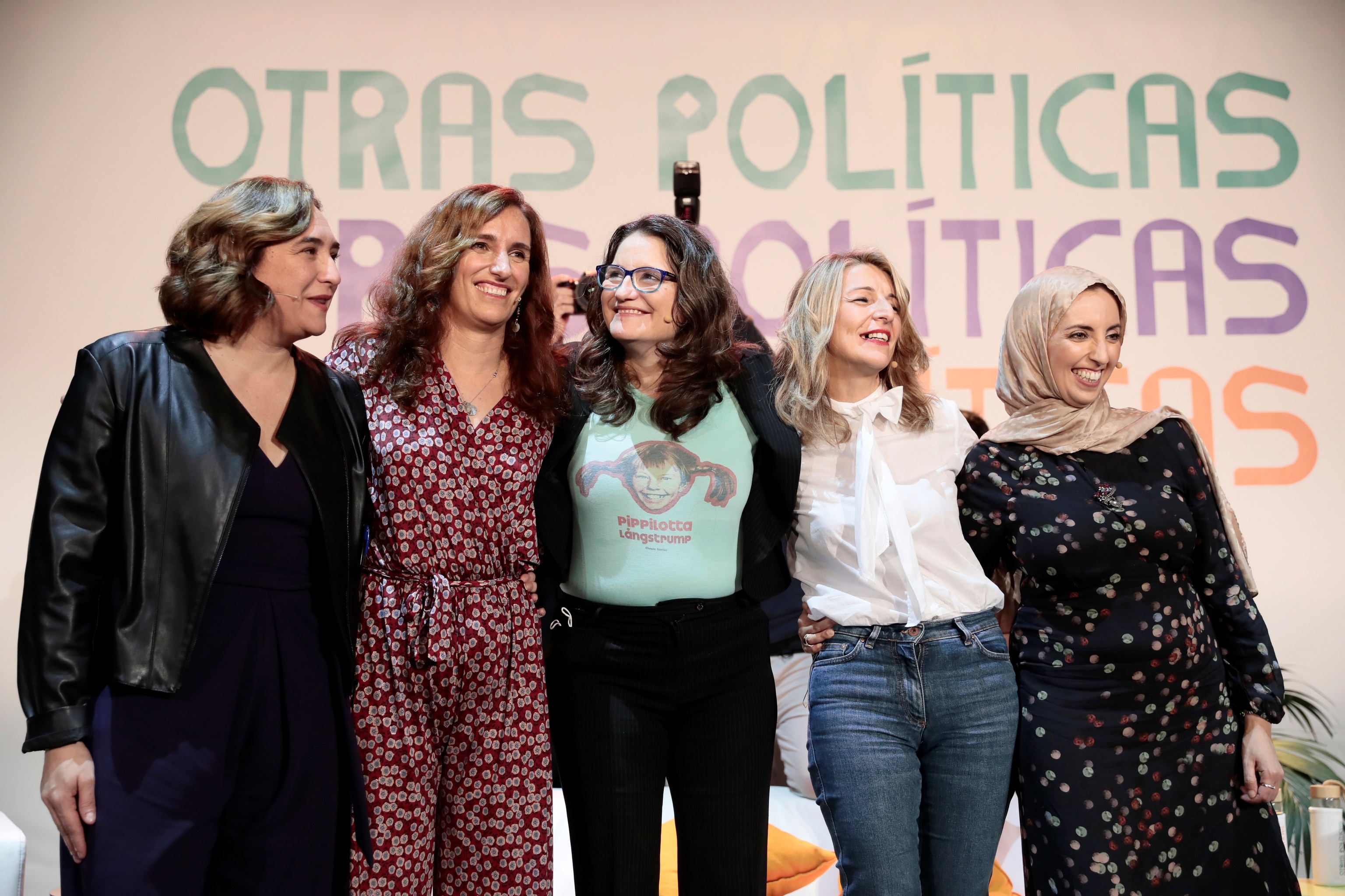 Yolanda Daz, rodeada de Ada Colau, Mnica Garca, Oltra y Ftima Hamed en un acto en Valencia.