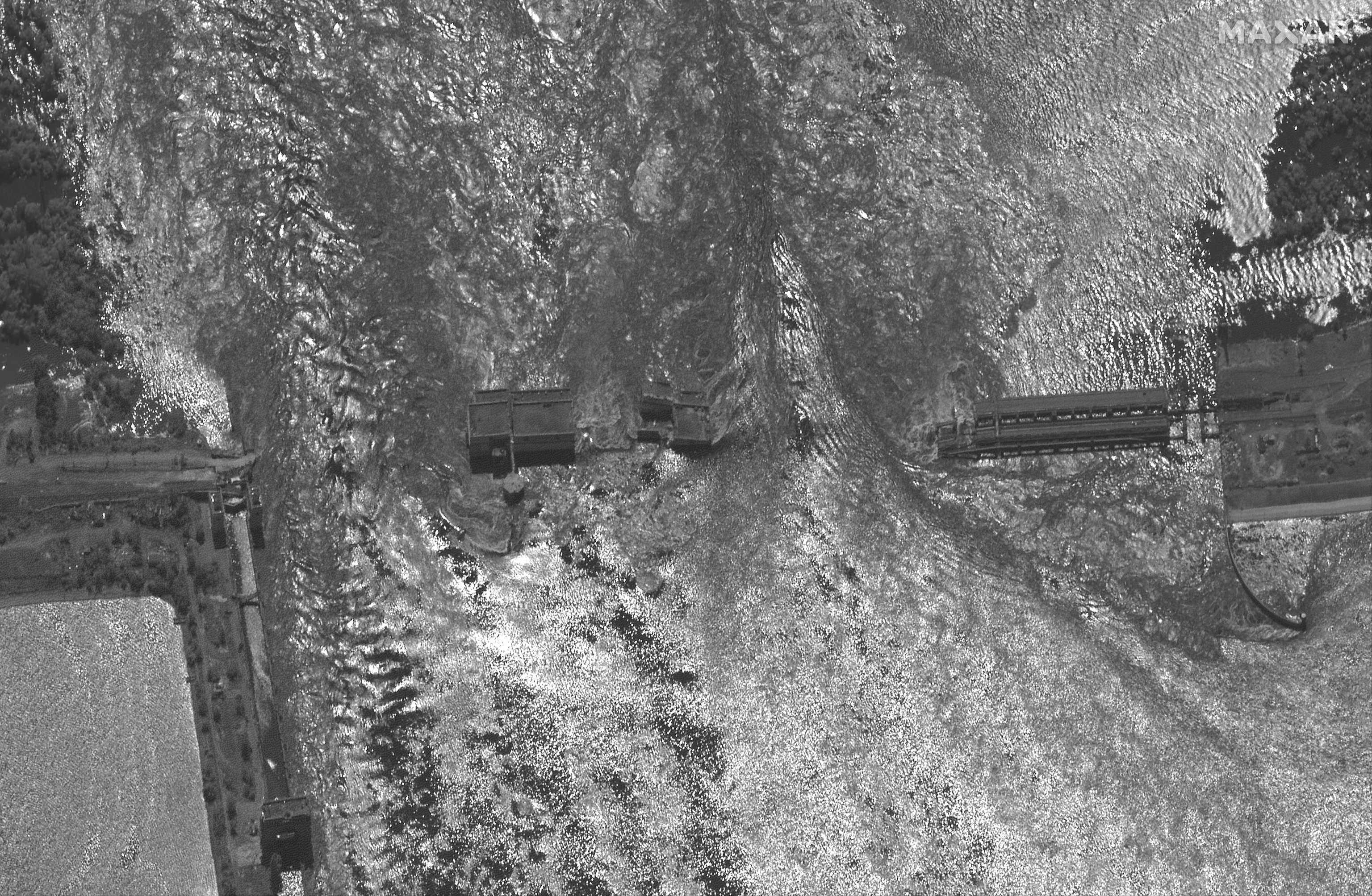 Una imagen satélite de la destruida presa de Nova Kajovka, en Jersón.