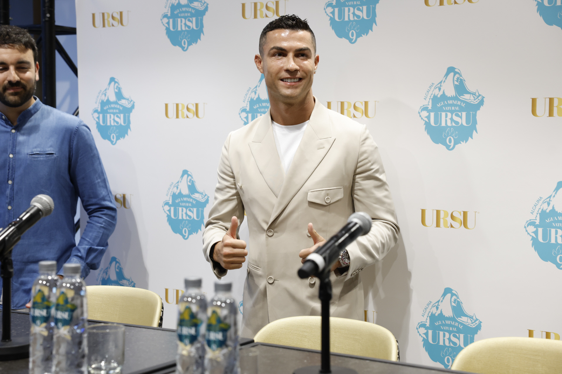 Cristiano Ronaldo recuerda la anécdota de la Coca-Cola y lanza su agua  alcalina: "A una edad me permito pocos errores para rendir en mi profesión"  | Bienestar