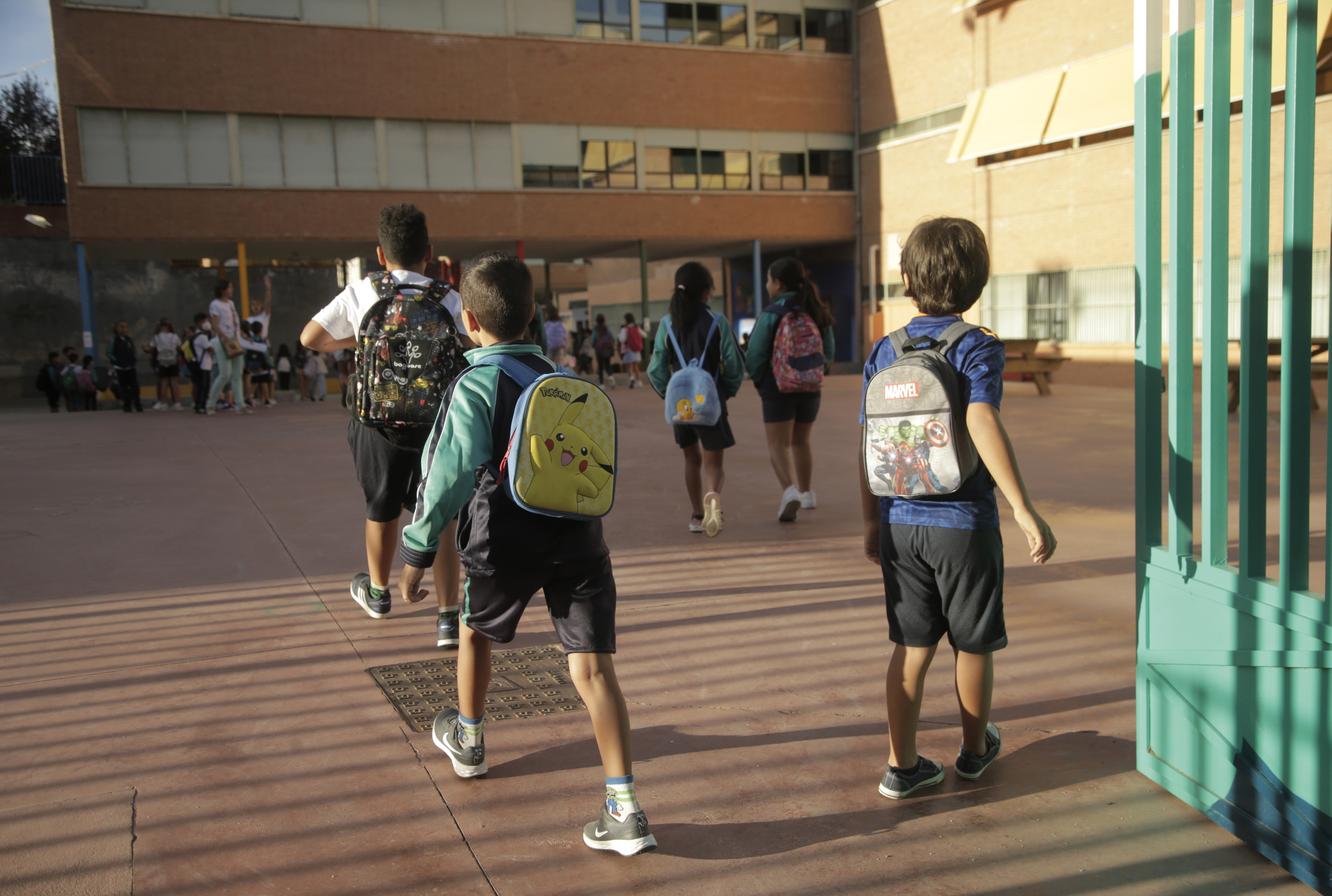Dos alumnos entran al colegio, en el pasado inicio de curso.