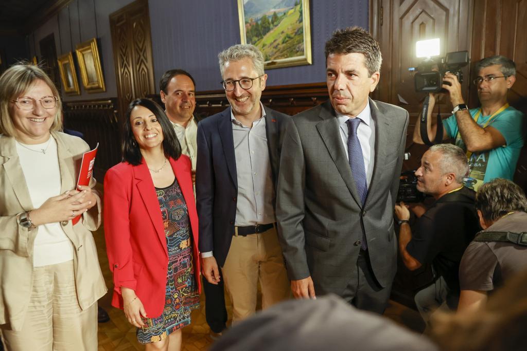 Los socialistas María José Salvador, Rebeca Torró y Arcadi España junto al 'popular' Carlos Mazón, este jueves en las Cortes.