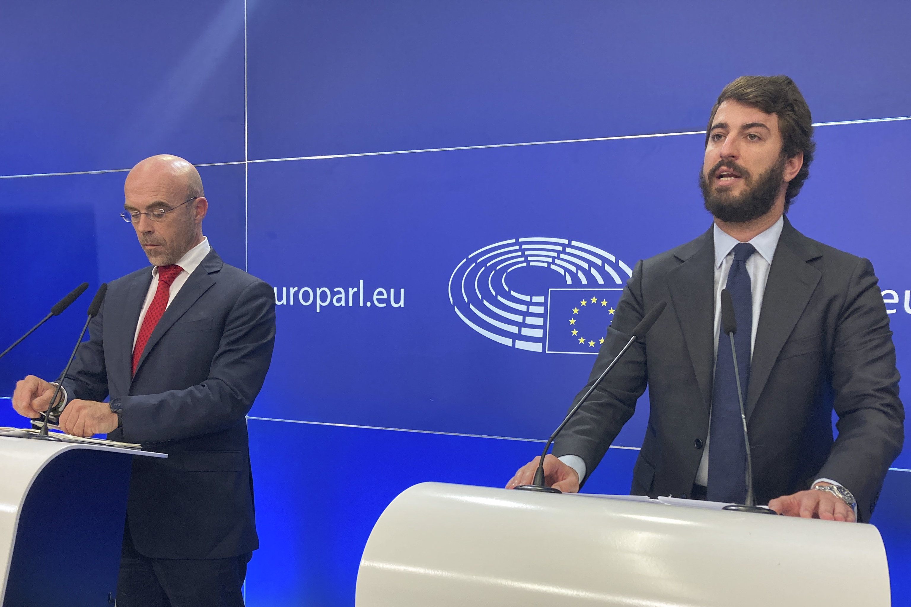 El vicepresidente de la Junta de Castilla y Len, Juan Garca-Gallardo, junto al eurodiputado de Vox Jorge Buxad, durante una rueda de prensa en la sede bruselense del Parlamento Europeo.