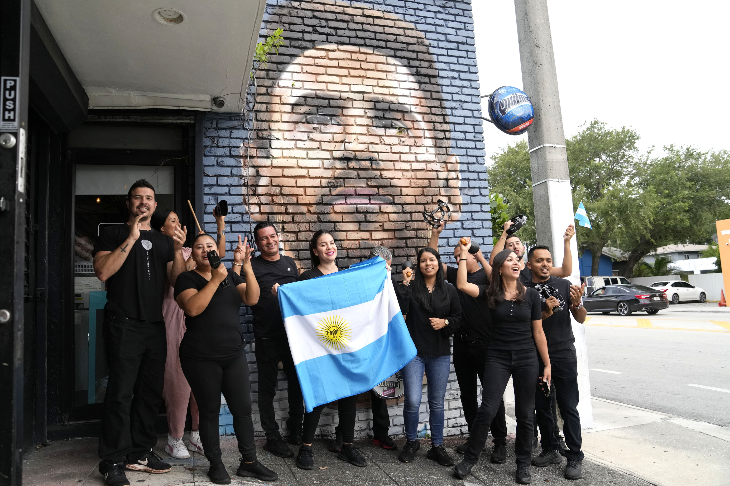 Un grupo de argentinos celebra la llegada de Messi a Miami.