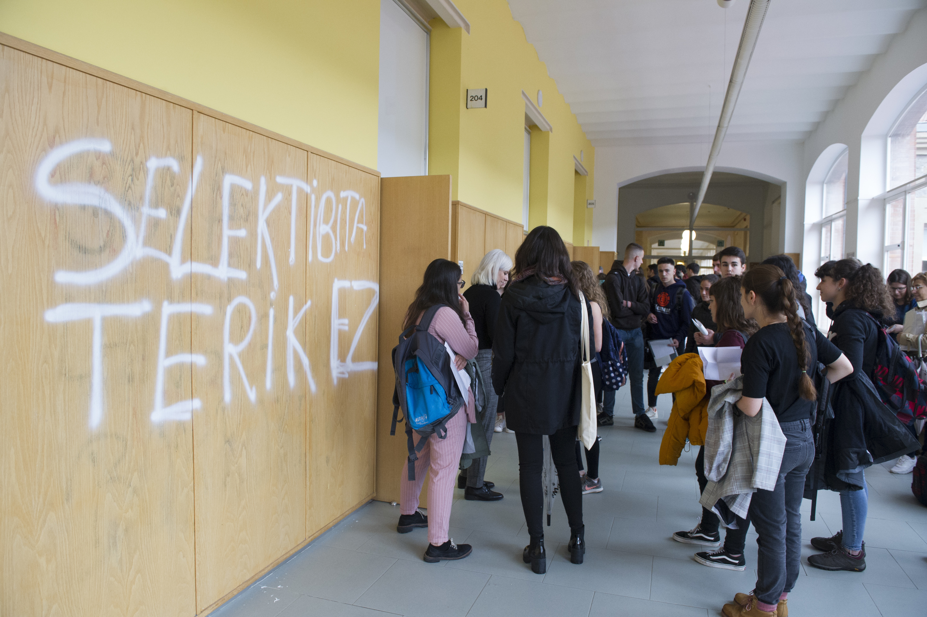 Alumnos vascos esperan para realizar el examen de selectividad en aulas de la Universidad vasca en una convocatoria anterior.