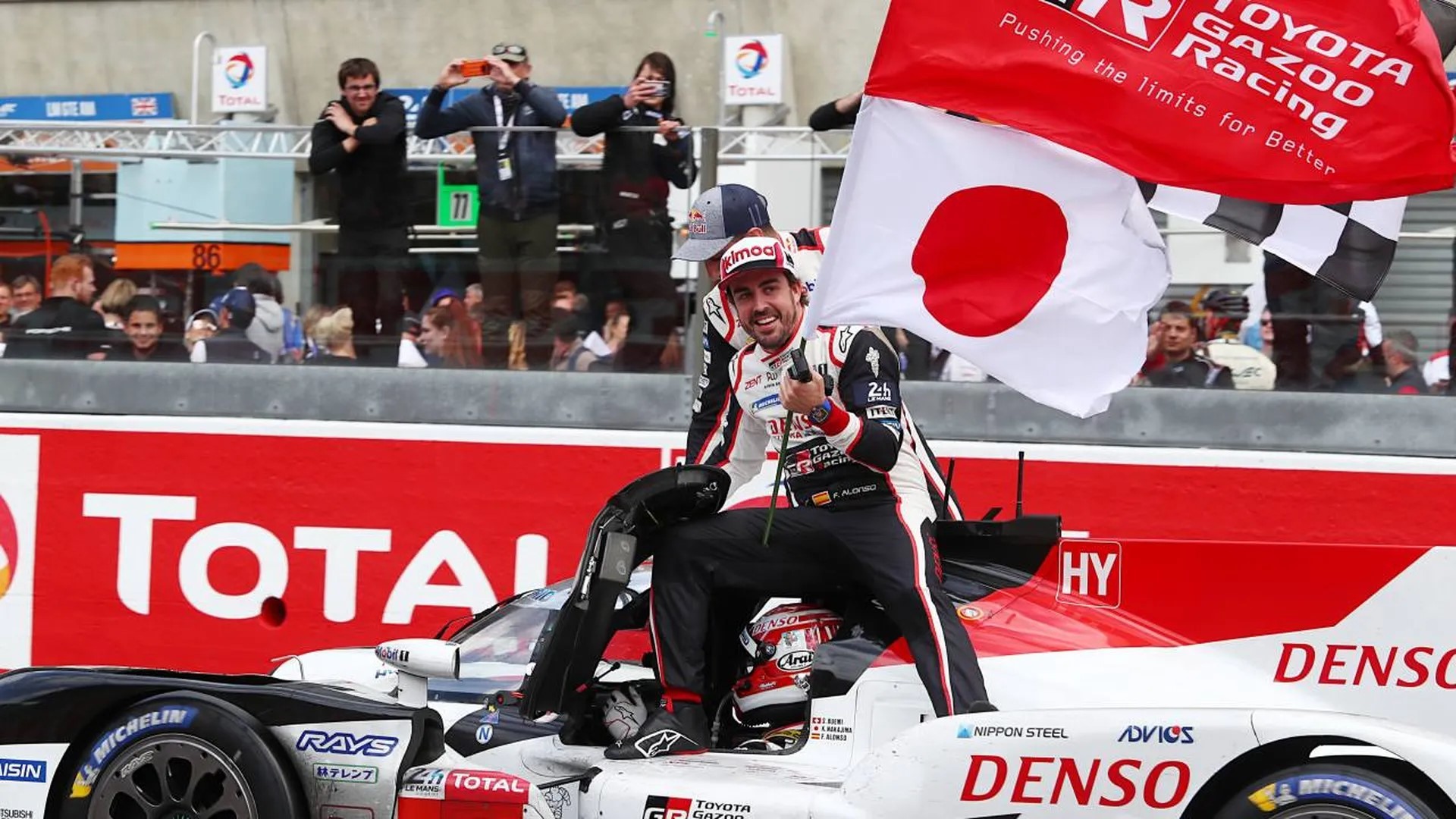 Alonso festeja su triunfo de 2019 en Le Mans.