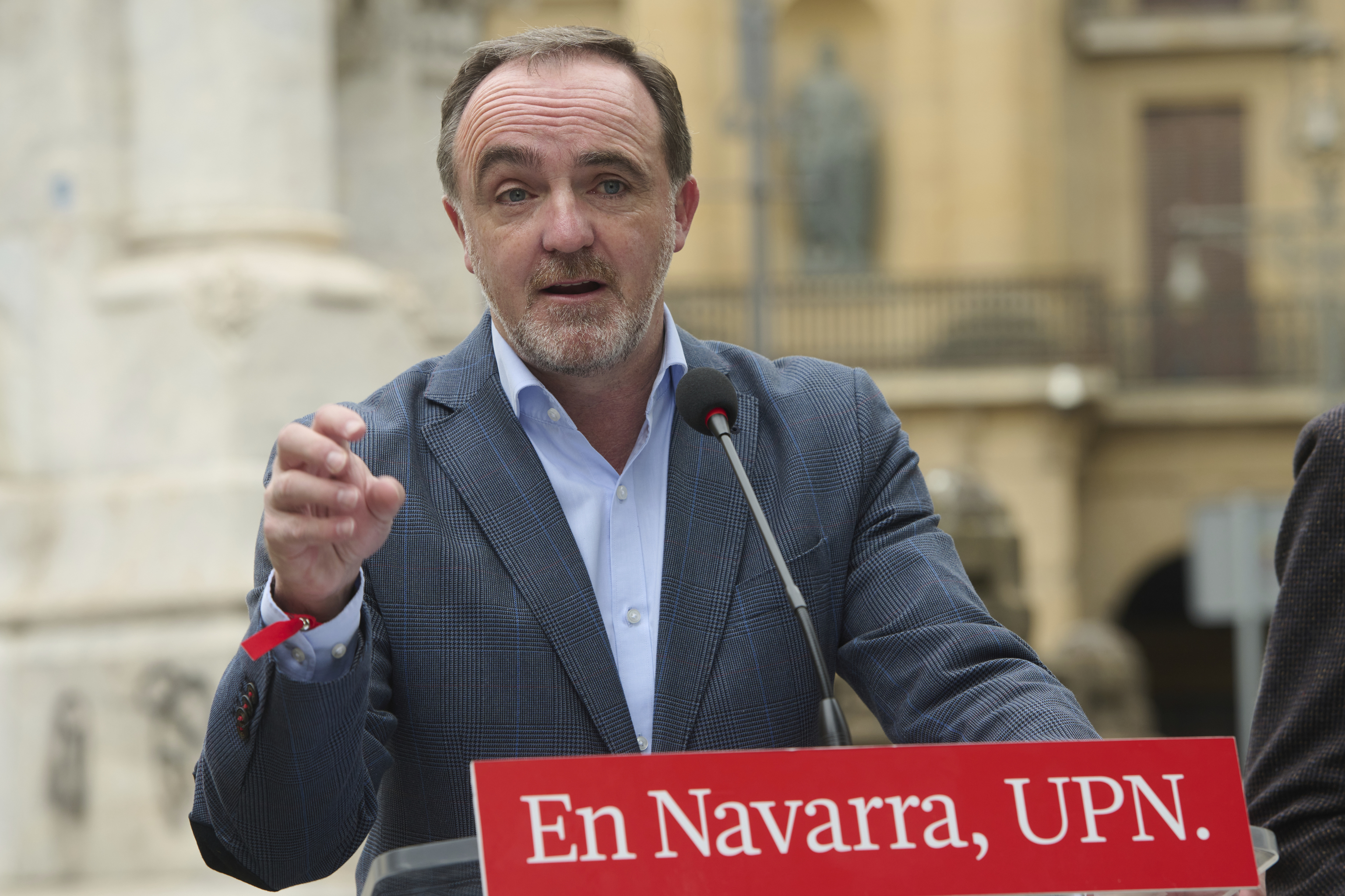 El presidente de UPN Javier Esparza durante un acto electoral junto al monumento de los Fueros en Pamplona.