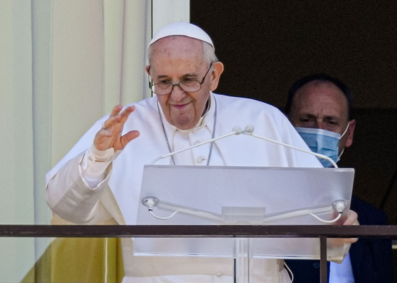 El papa Francisco ya ha podido levantarse y retomar su trabajo