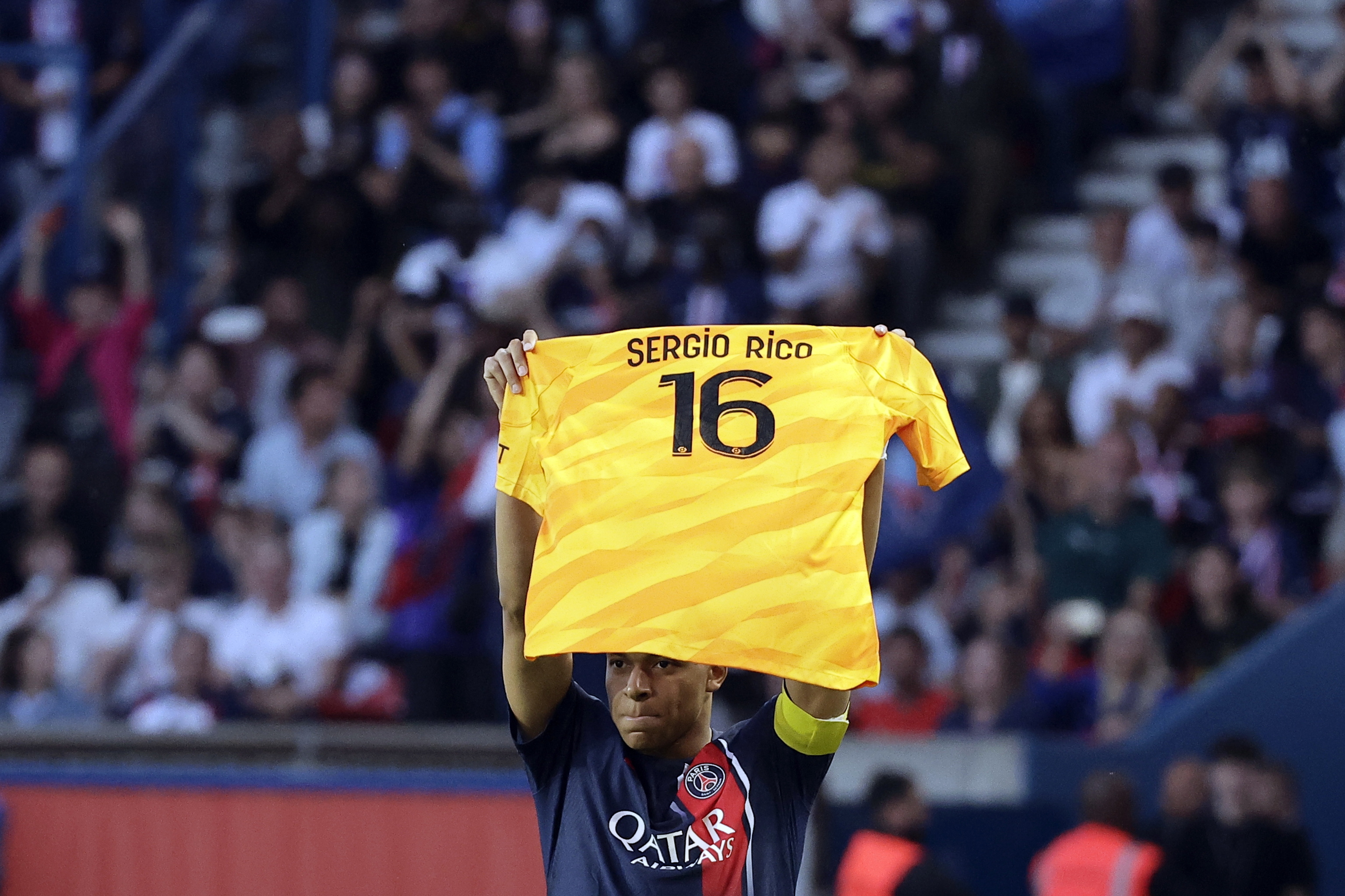Mbappé muestra una camiseta de apoyo a Sergio Rico