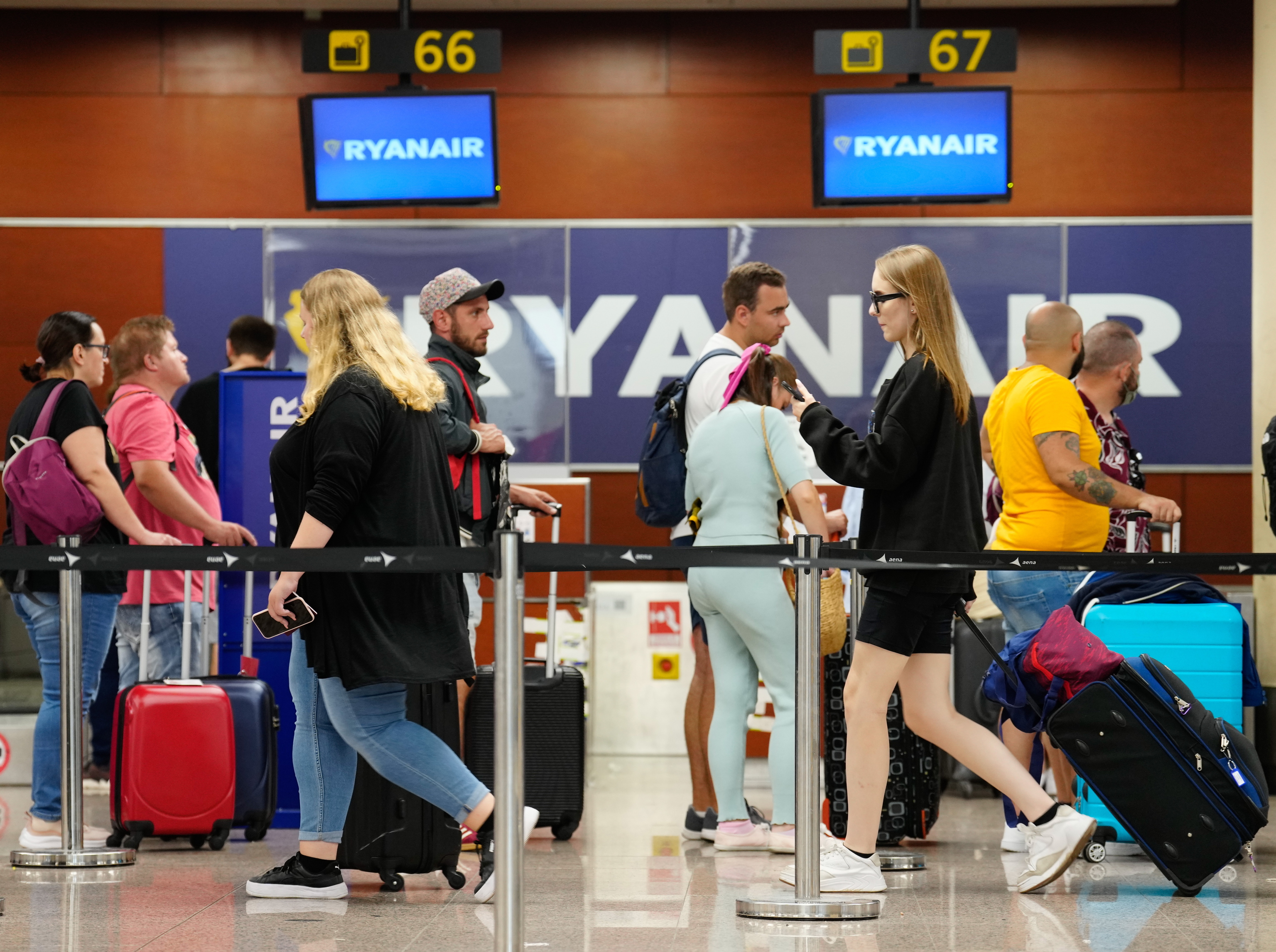 Ryanair se defiende de Garzón: «Ofrecemos tarifas bajas a clientes preocupados por el precio, como estudiantes o temporeros»