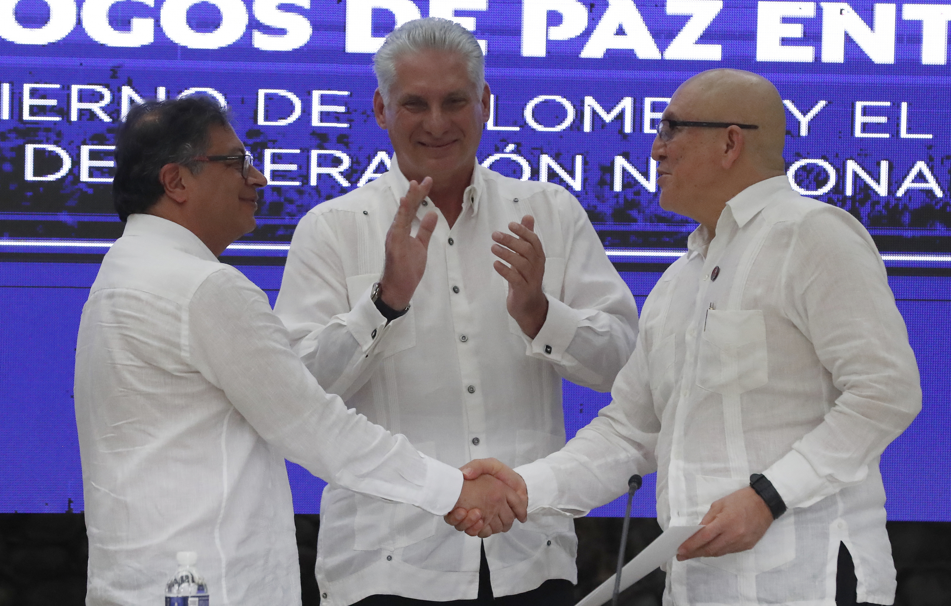 El gobierno de Colombia y la guerrilla del ELN firman una tregua de seis meses