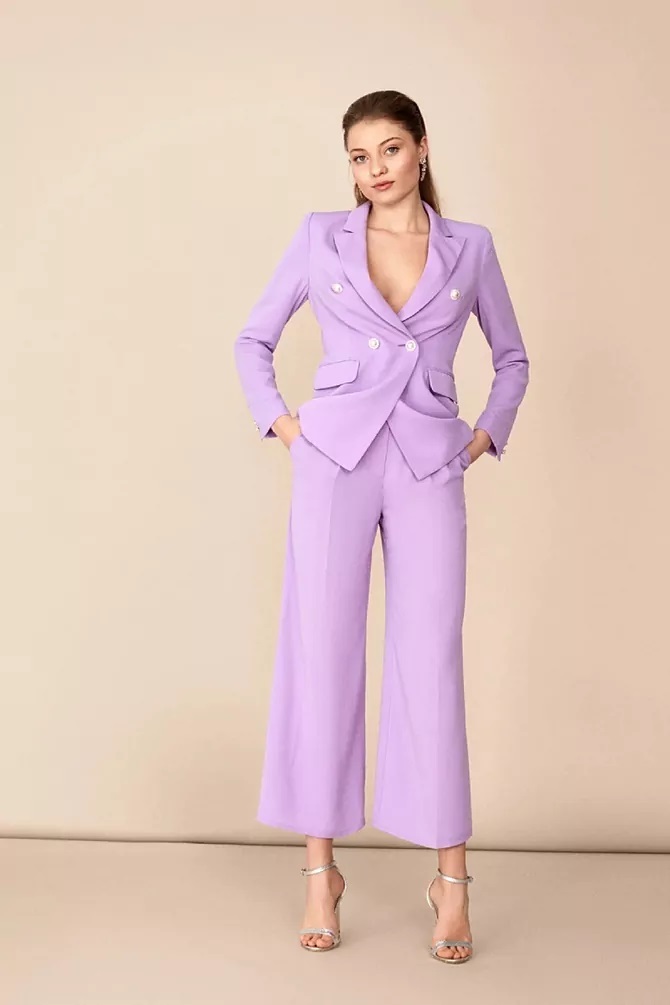 Trajes de madrina de boda elegantes y sofisticados: traje lila de Bruna.