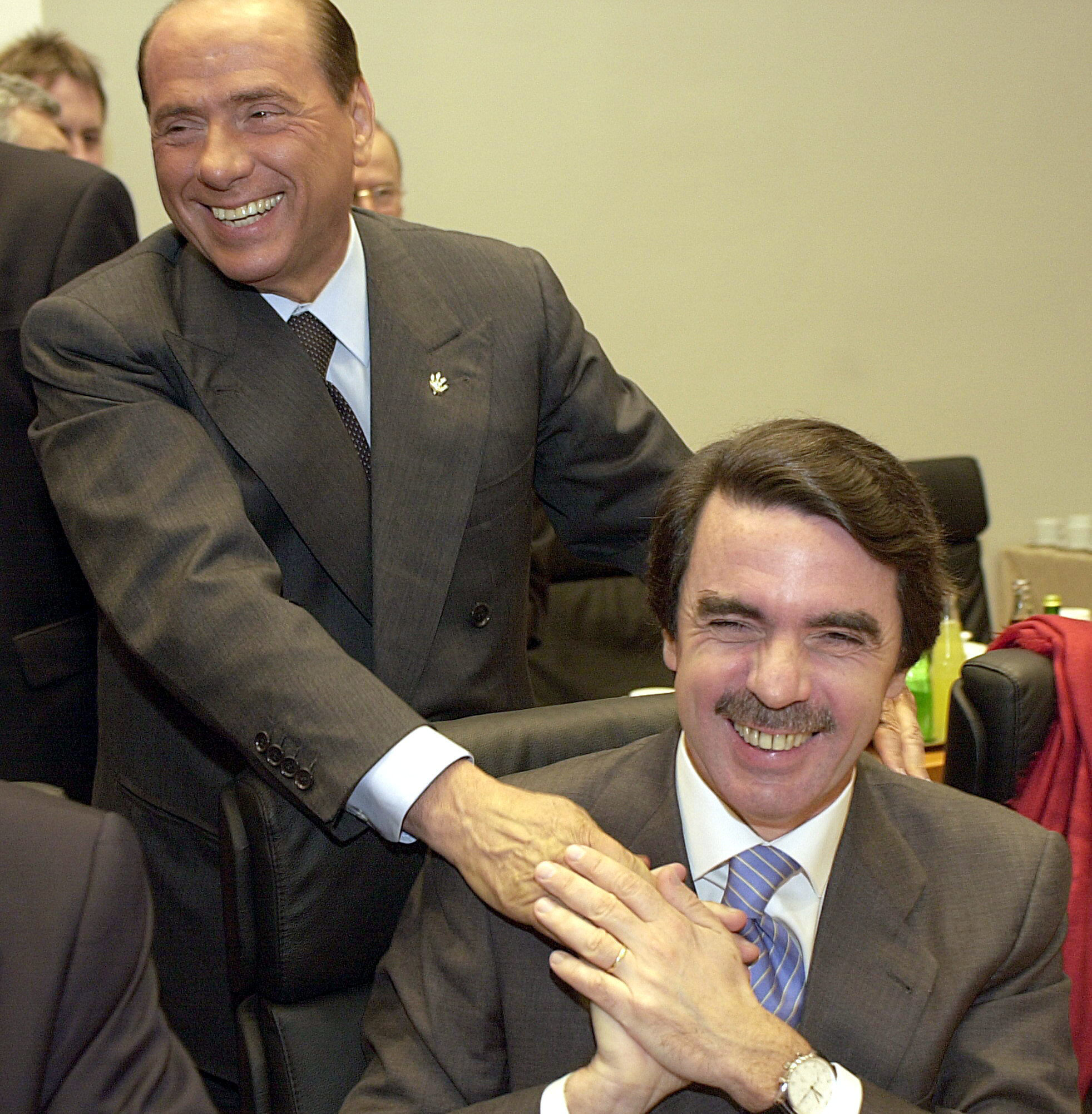 Berlusconi saludando a Aznar, en Atenas.