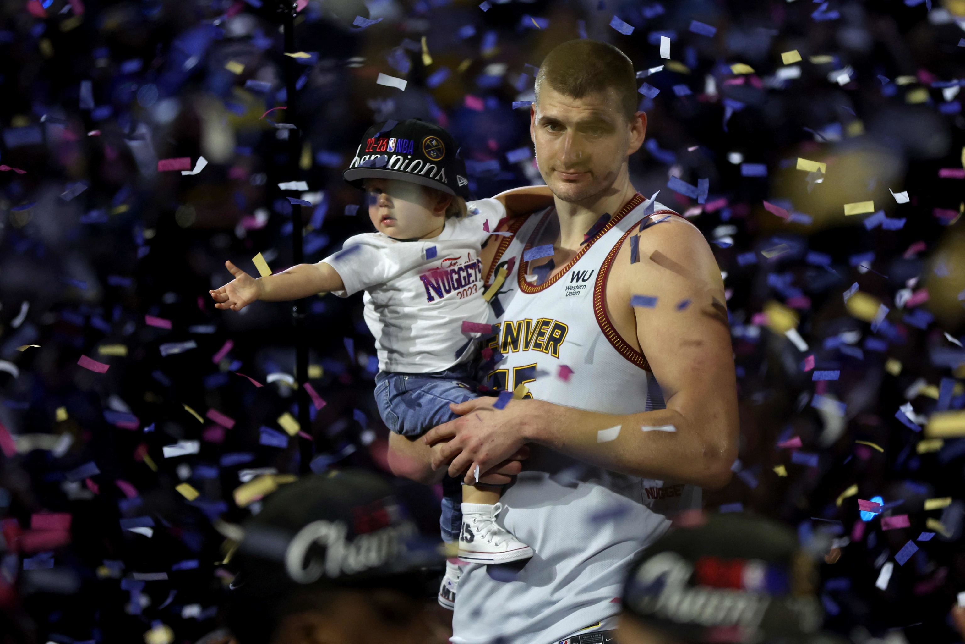 Jokic, con su hija en brazos durante la celebracin de los Nuggets.