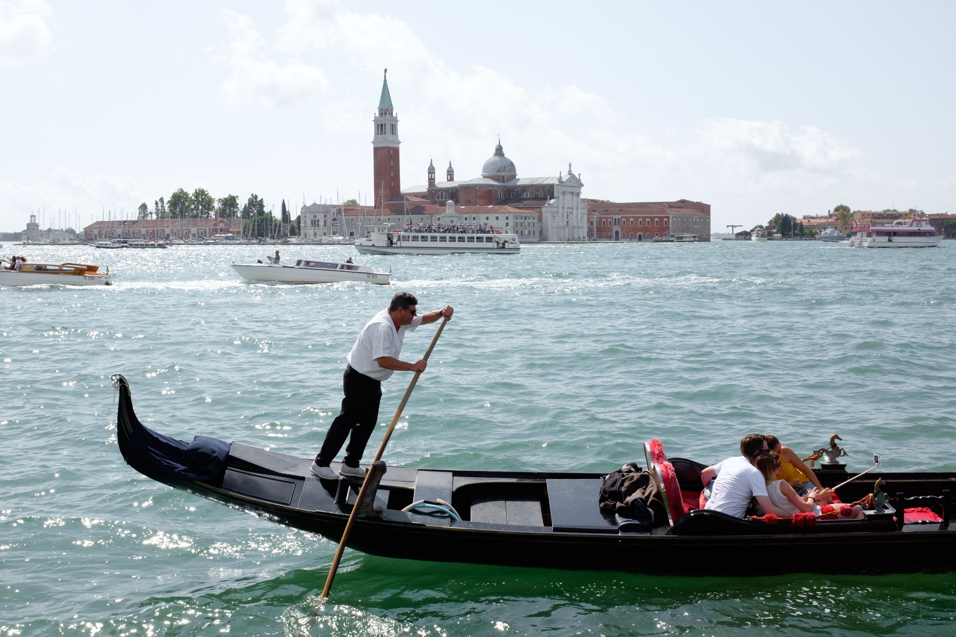 Una familia de turistas disfrutan de un paseo en gndola por Venecia.