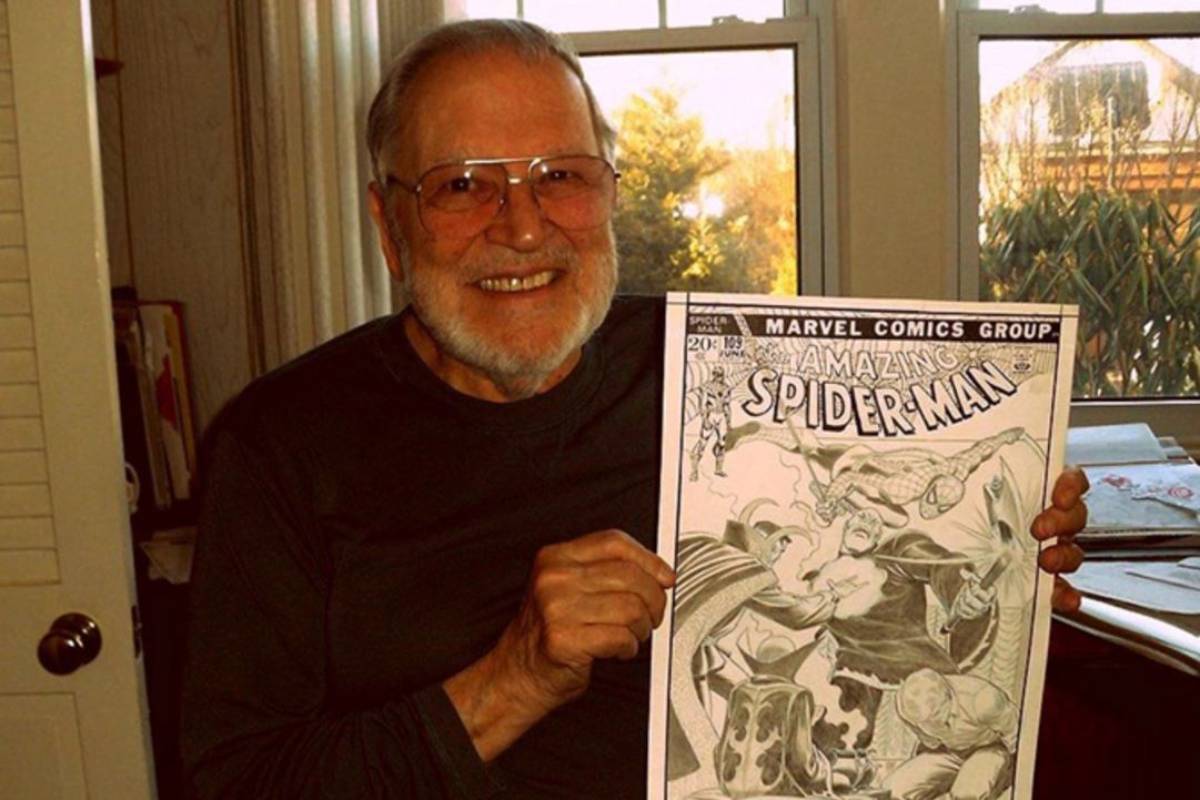 John Romita Senior con un boceto de Spiderman.