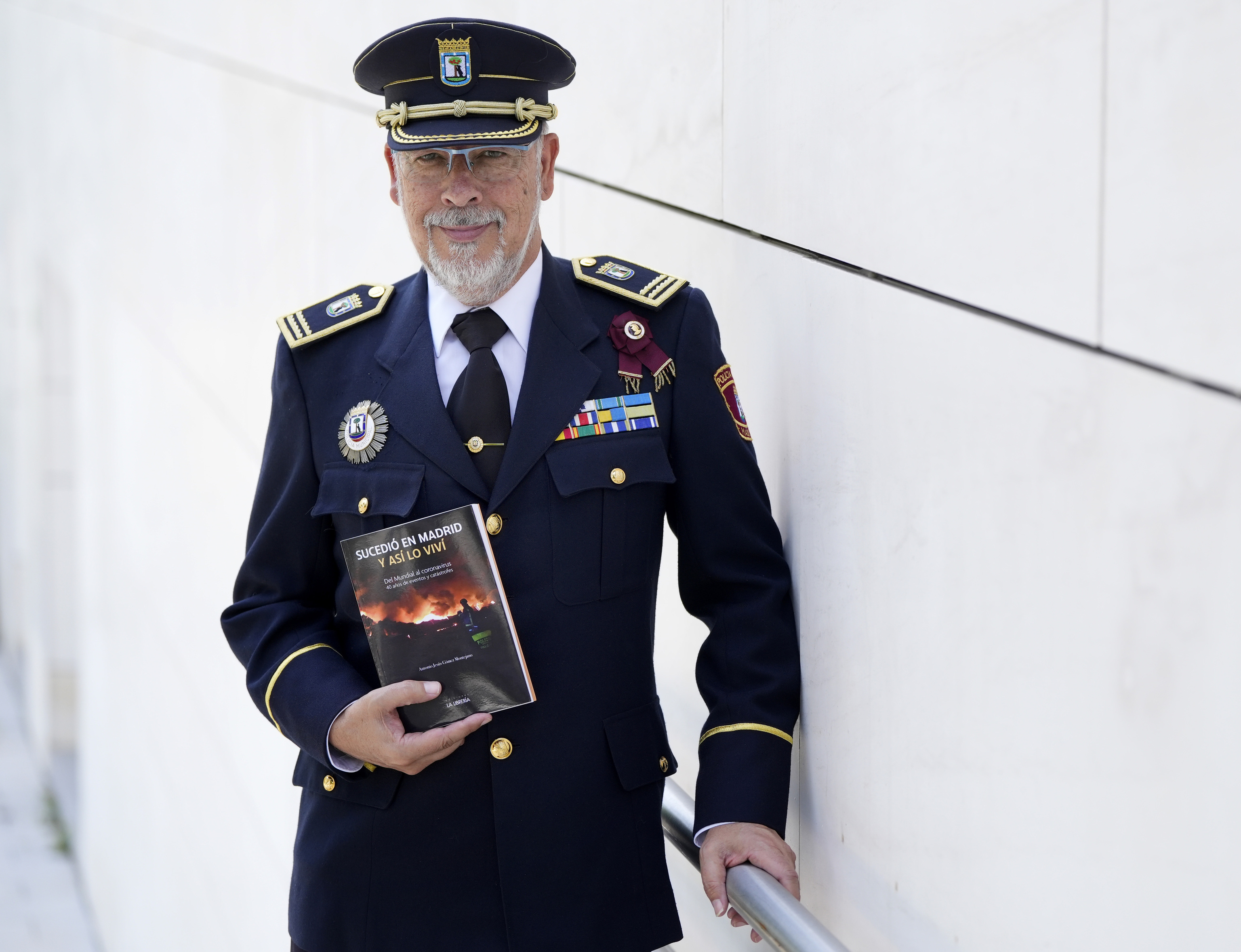 Mundiales, atentados, cumbres y avalanchas: el comisario que recuerda en un libro los 40 sucesos más impactantes de Madrid