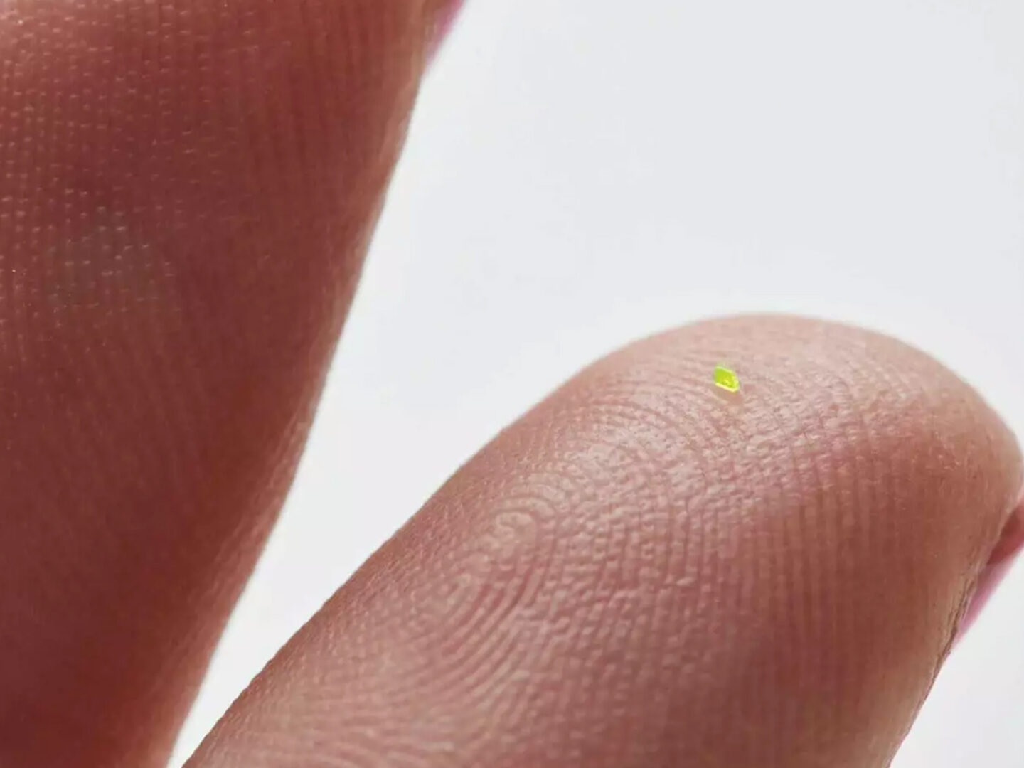 Este es el bolso más pequeño del mundo: microscópico y con monogram de Louis  Vuitton