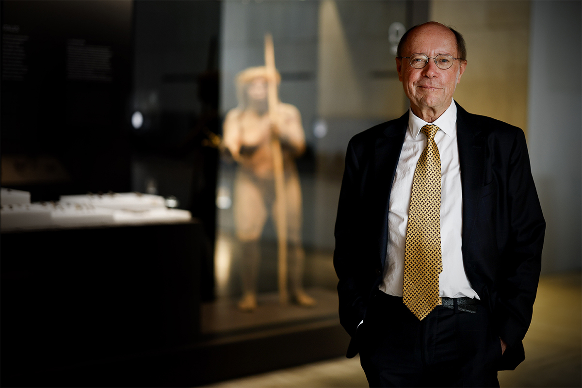 Tim White posa en el Museo Arqueológico Nacional, en Madrid
