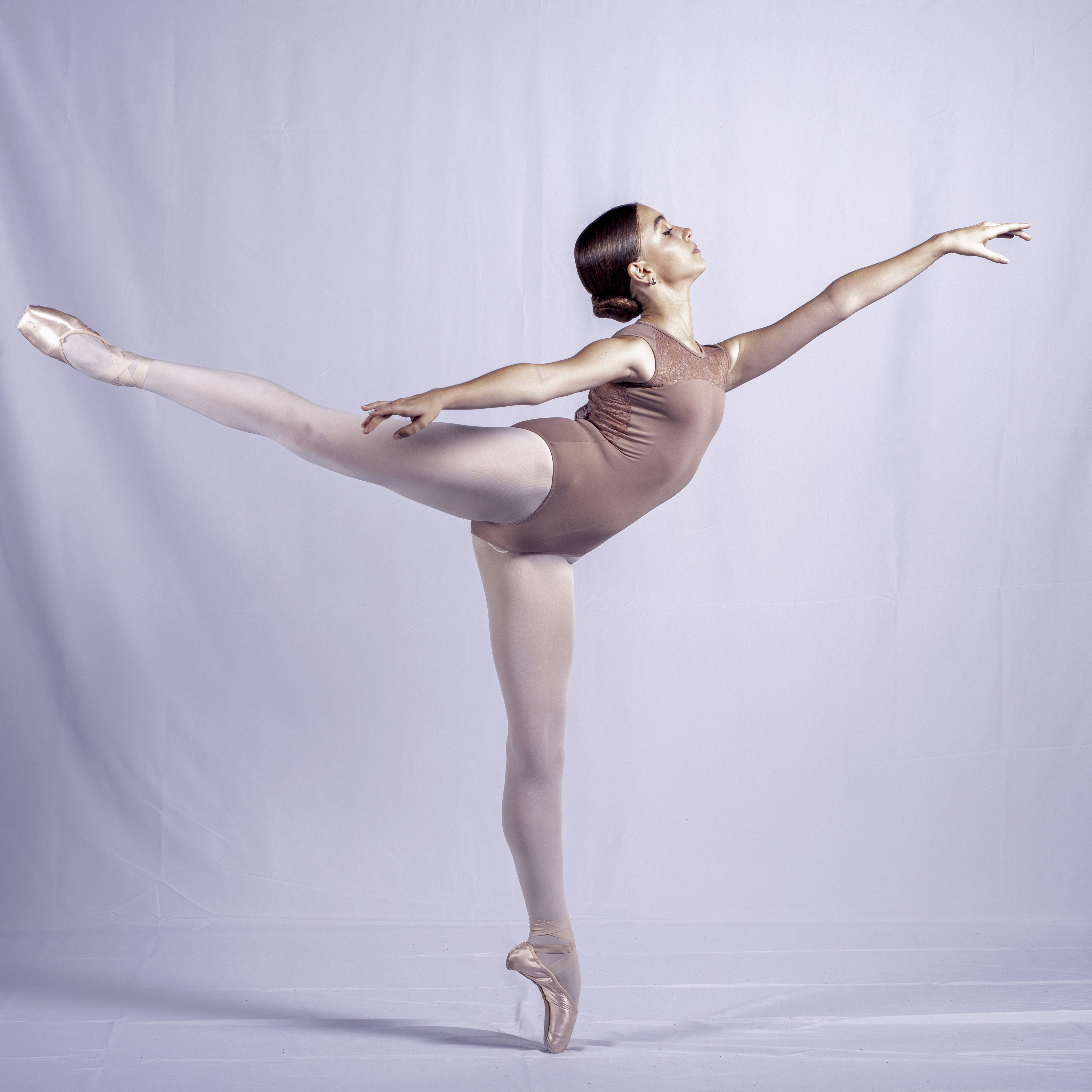 Sara Estades, estrella del baile en un 'arabesque', una figura típica del ballet.