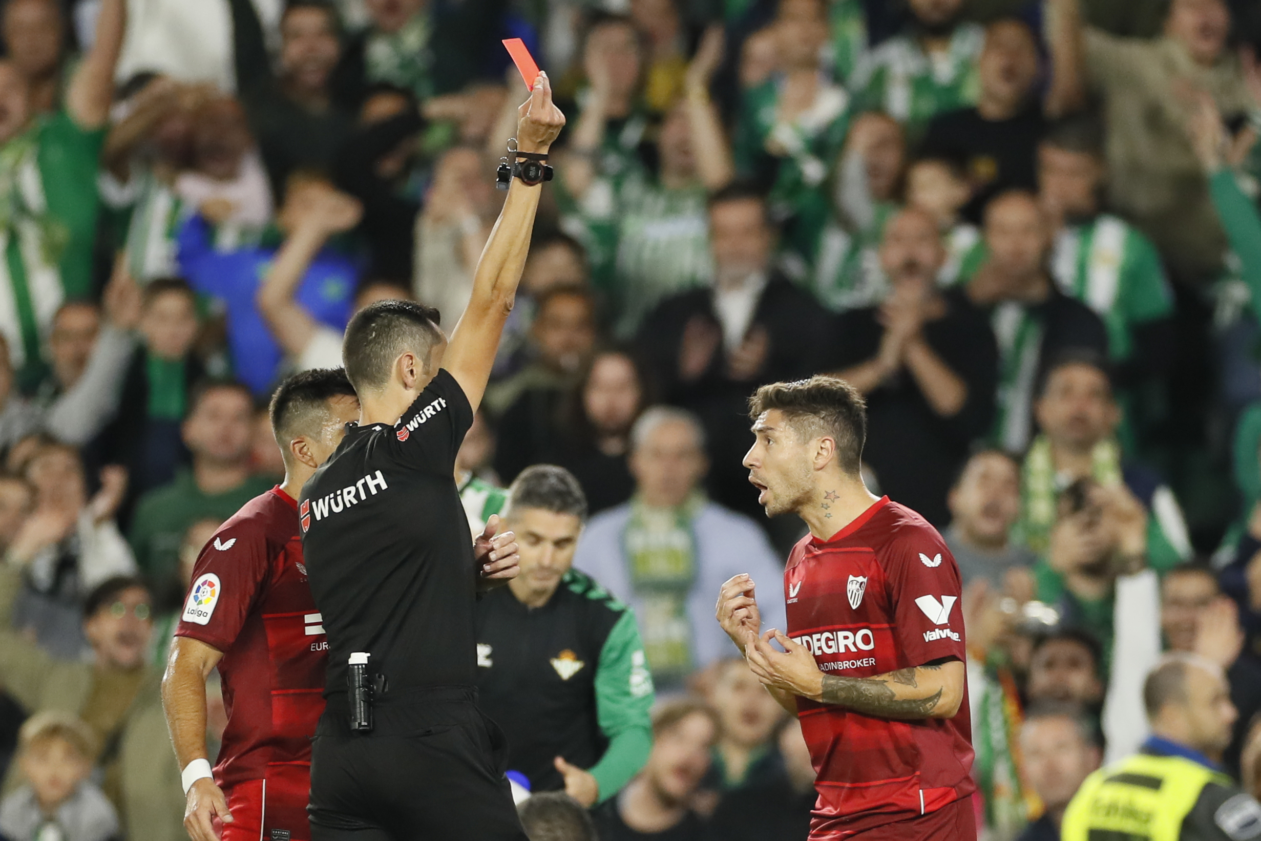 Un rbitro muestra la tarjeta roja a Montiel durante un partido del Sevilla.