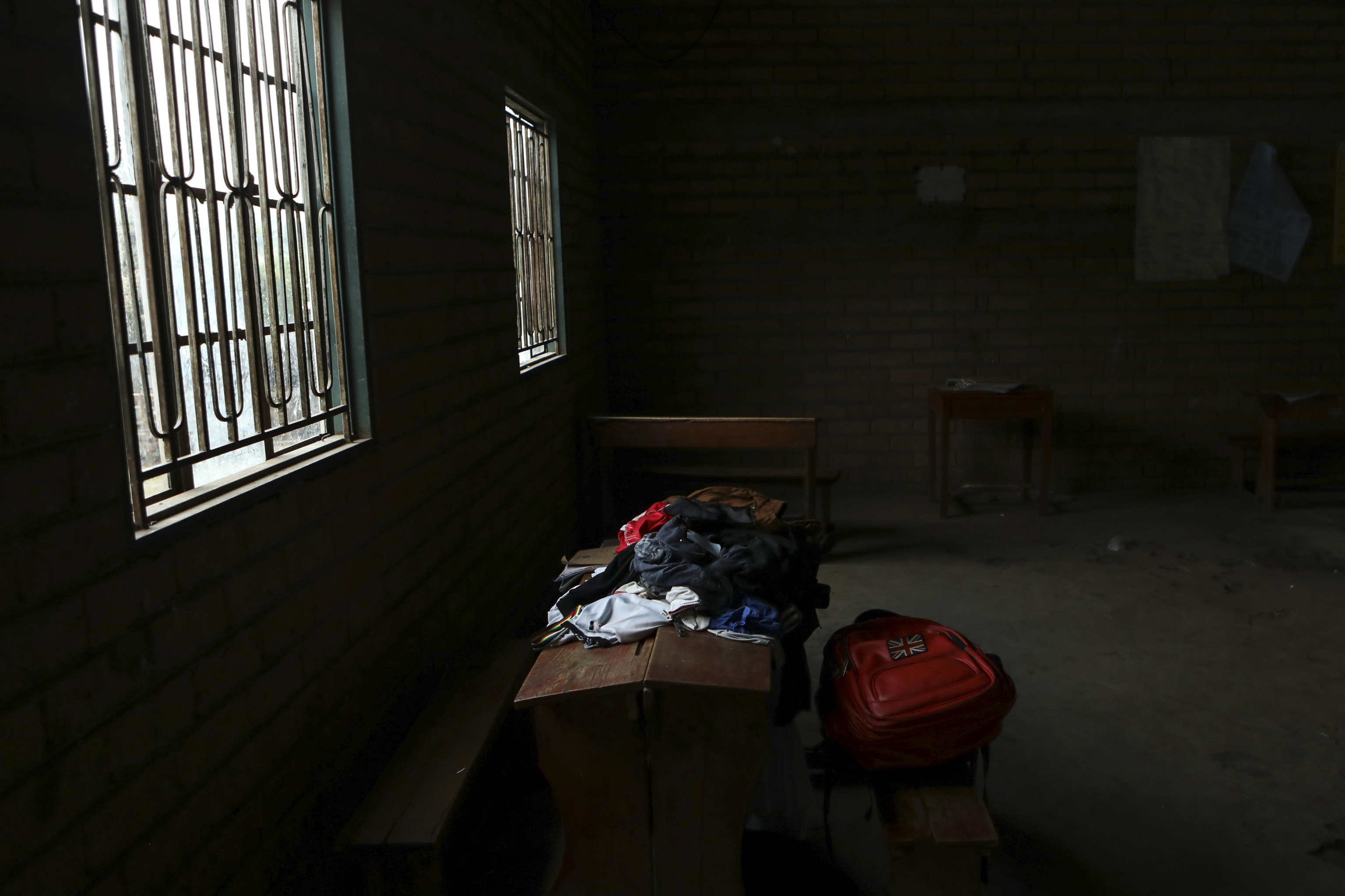 Ropa ensangrentada en la escuela Lhubiriha tras un attack a la escuela el s