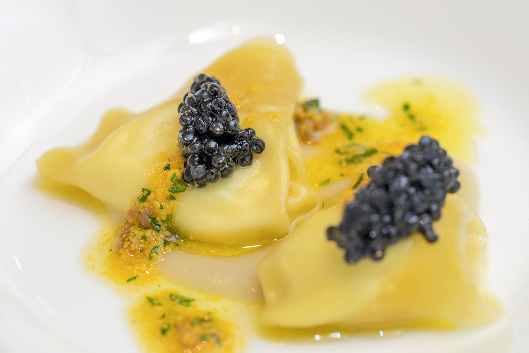 Raviolis de ricotta ahumada con caviar.