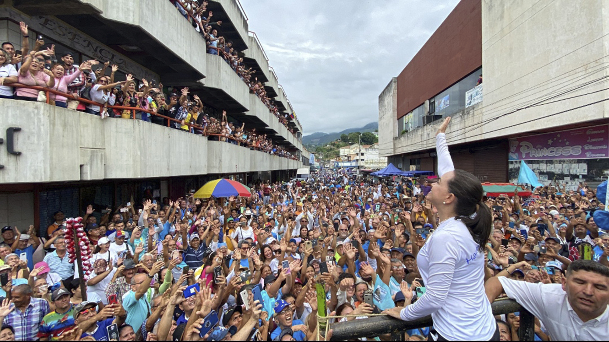 La opositora venezolana, María Corina Machado, saluda a sus seguidores en Caracas.