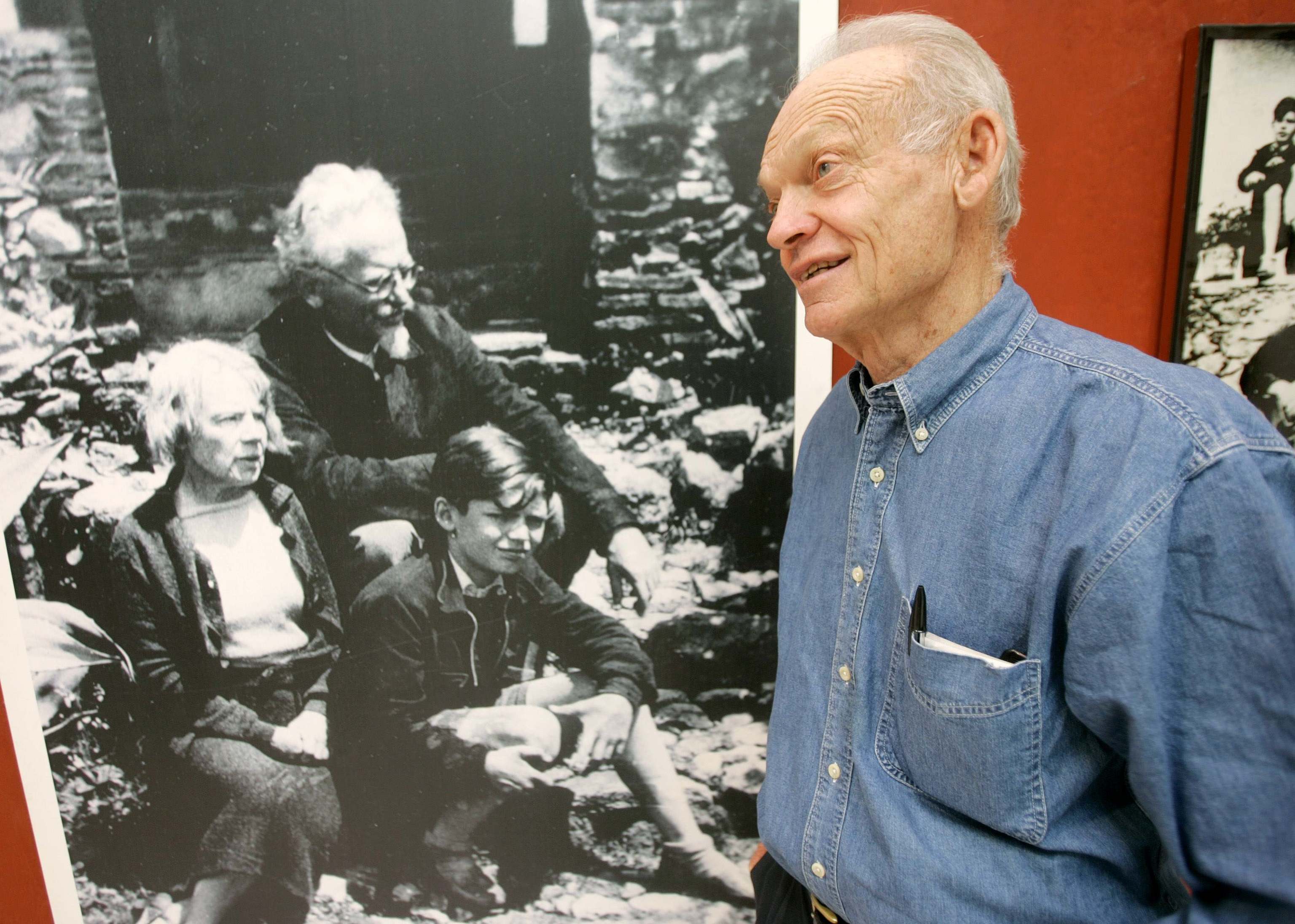 El nieto de Leon Trotsky posa junto a una foto en el que aparece con su abuelo