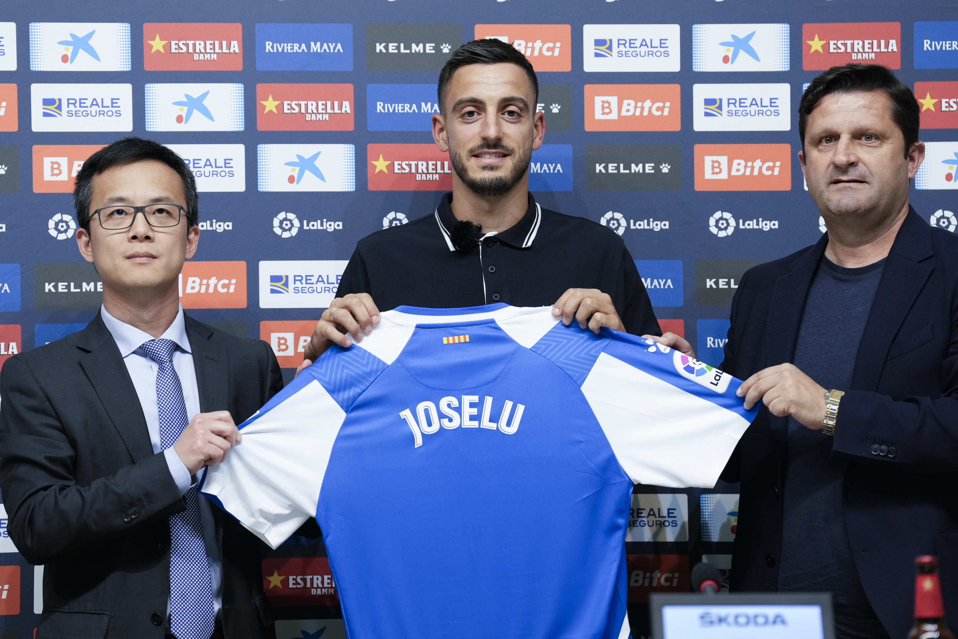 Joselu (centro de la imagen) durante su presentación con el Espanyol