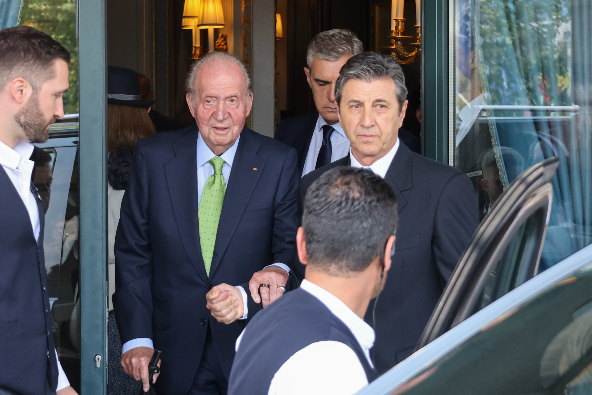 El Rey Juan Carlos, saliendo del Four Seasons.