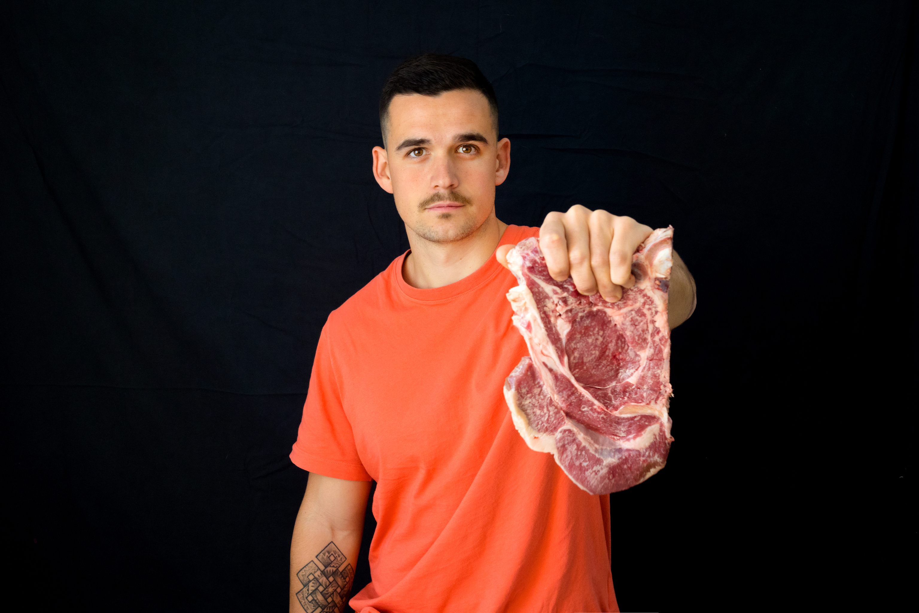 Juan Bola, dietista, sosteniendo un filete.