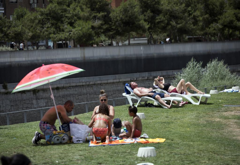 Madrid se prepara para la primera ola de calor del verano: horarios reducidos, ventiladores agotados y residencias en alerta