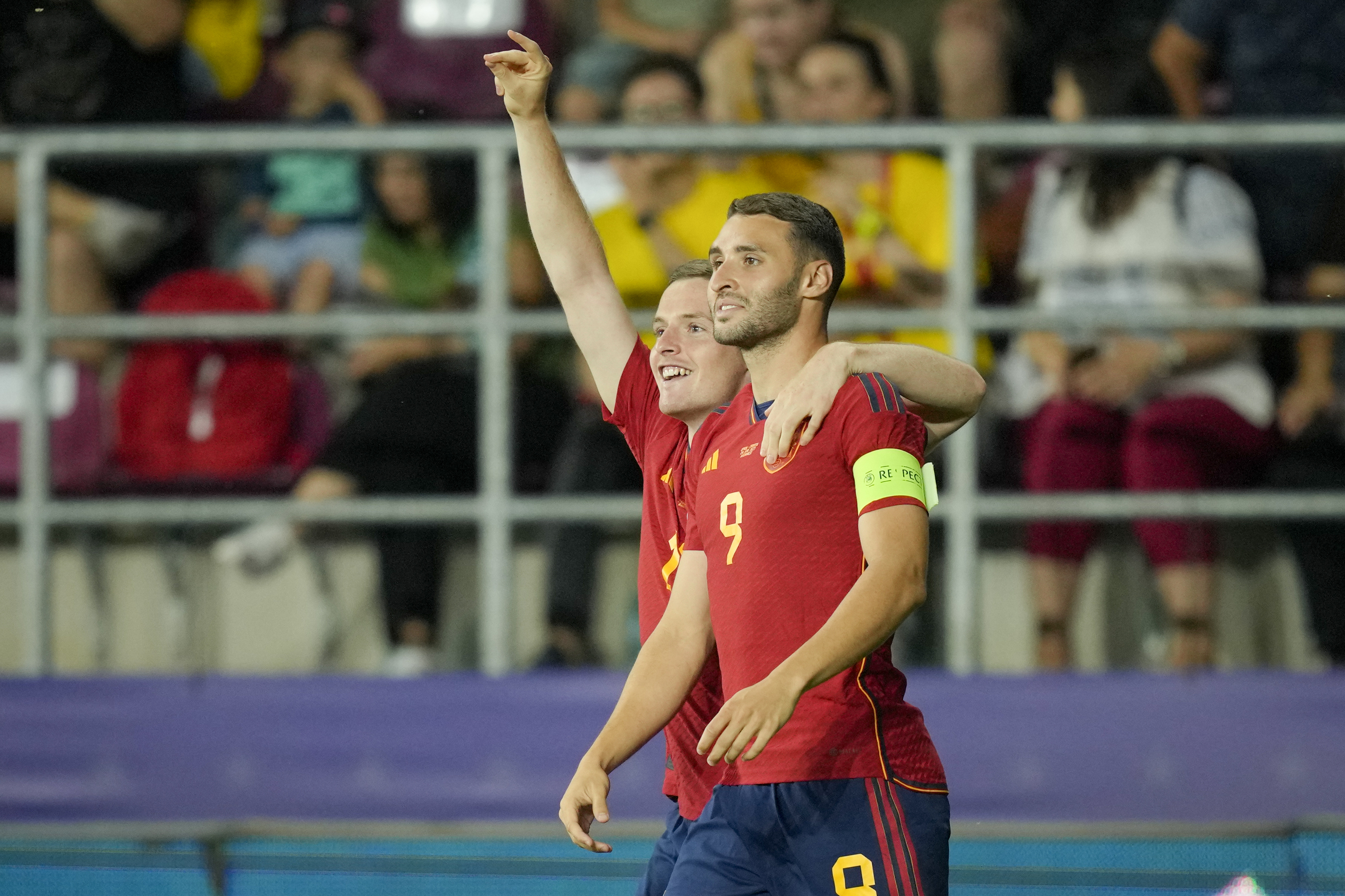 Sergio Gmez festeja con Abel Ruiz el gol del delantero a los 20 segundos.