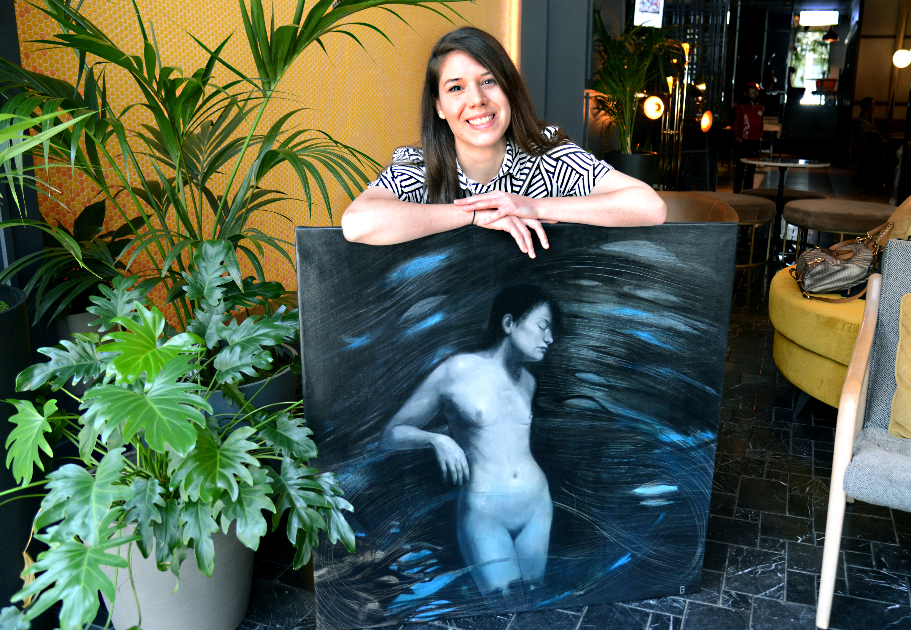 La pintora Luz Fumaneri posa con uno de los cuadros de su exposición que se inauguró el pasado  jueves.  ALFREDO MERINO