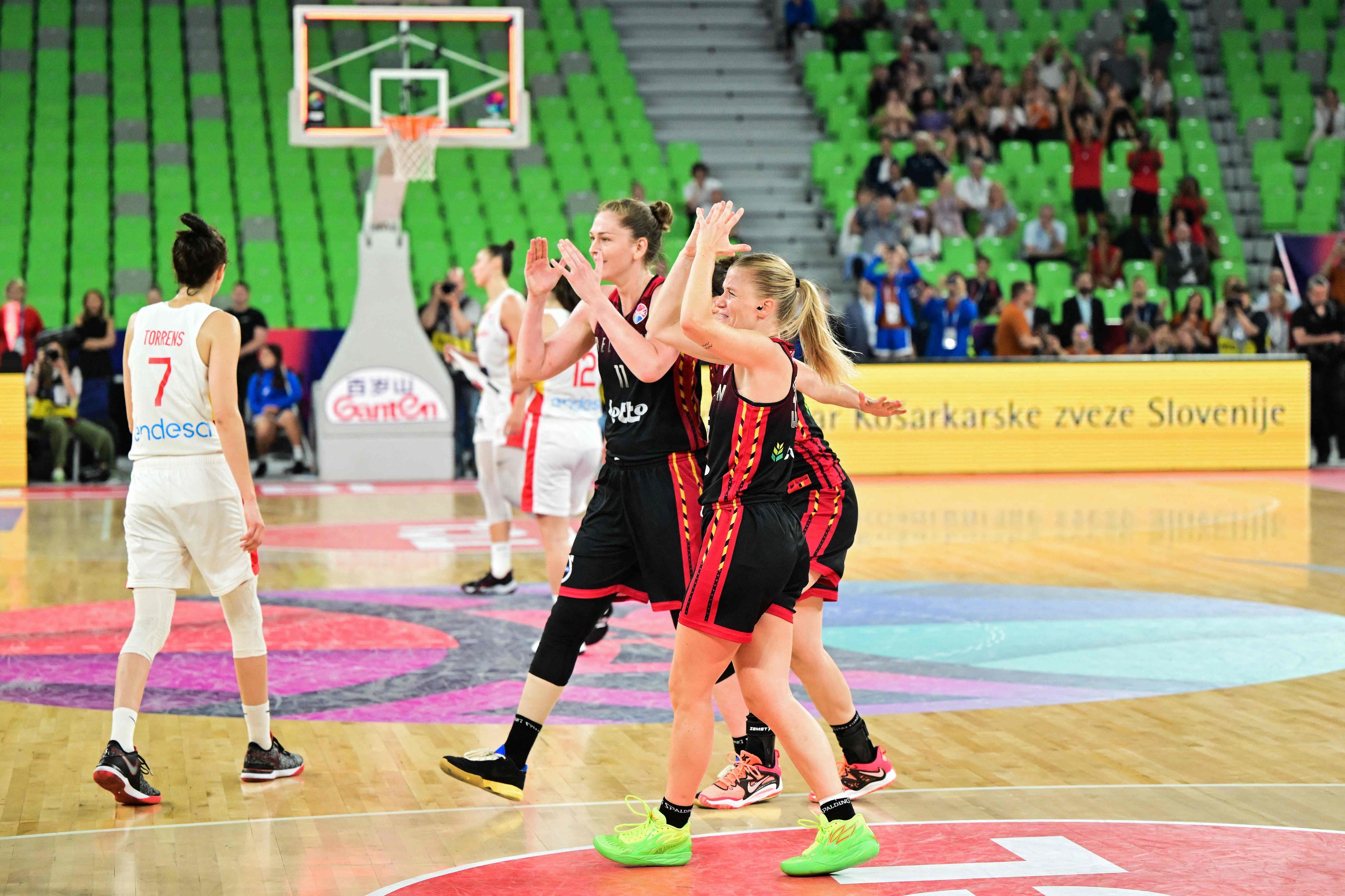 Julie Allemand (R) celebra la victoria de Blgica en la final del Eurobasket ante Espaa en Ljubljana, este domingo.