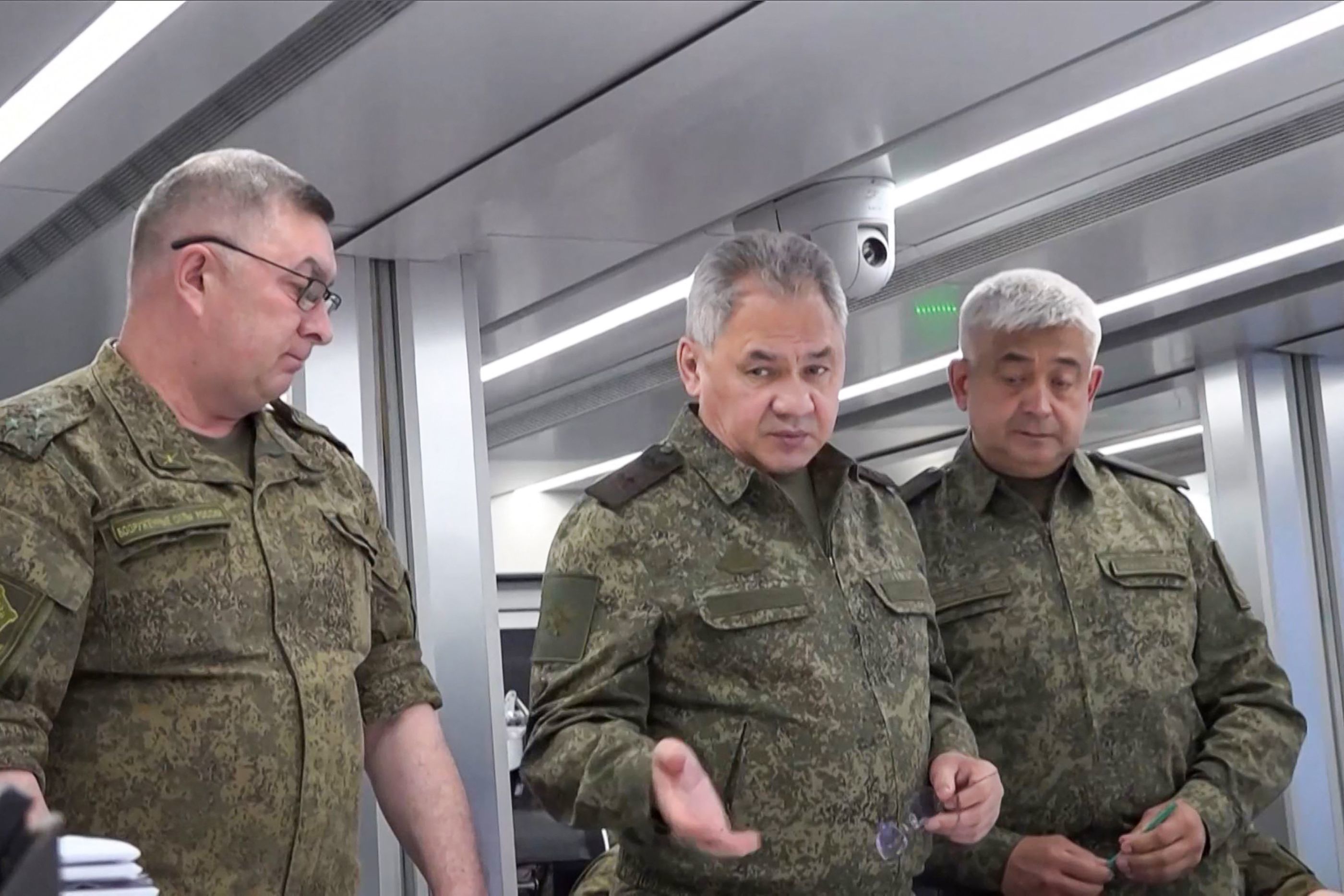 Captura de pantalla del vídeo sin fecha difundido por el Ministerio de Defensa ruso que muestra al ministro de Defensa de Rusia, Sergei Shoigu (c).