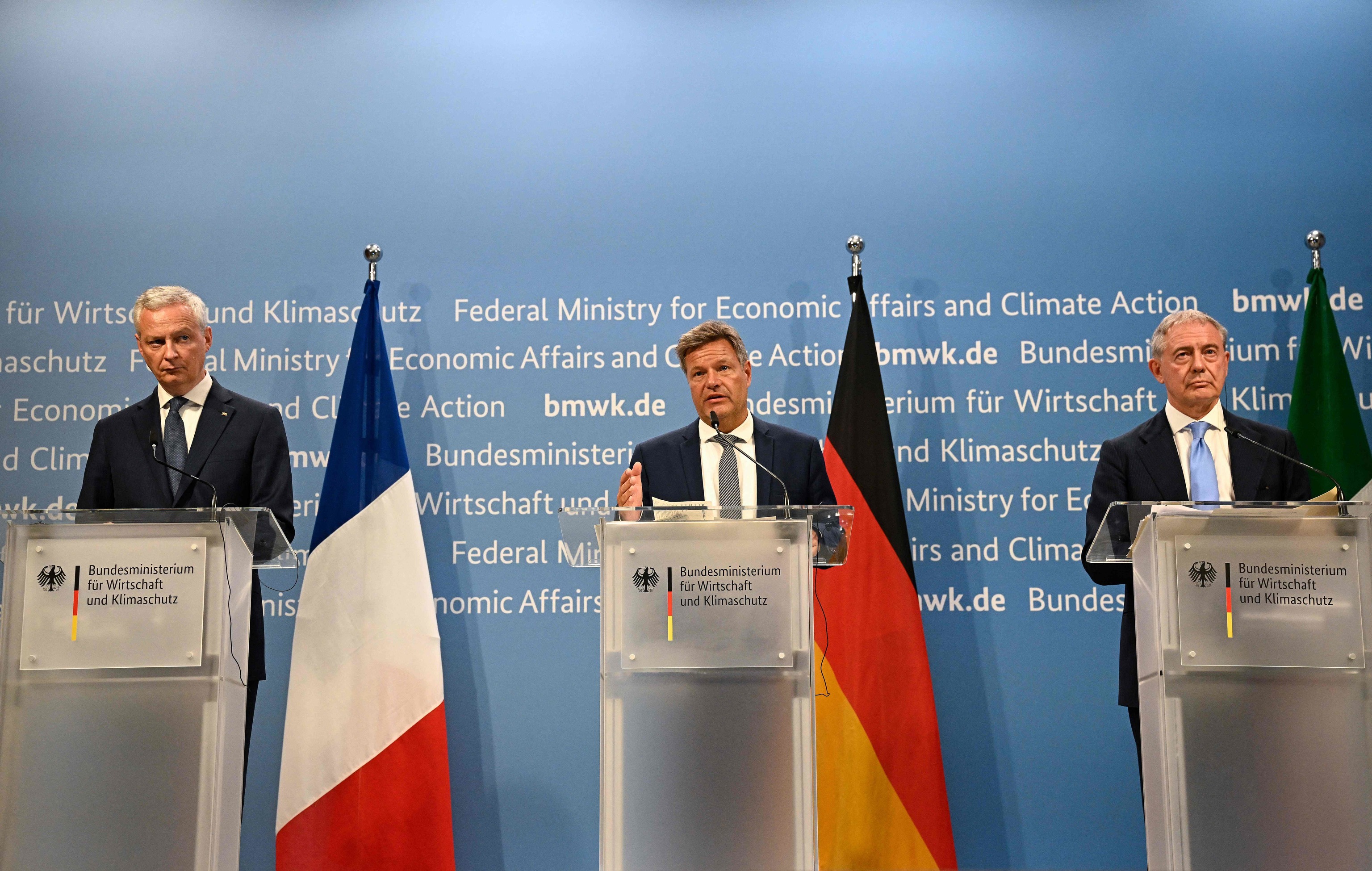 Los ministros de Economía de Francia, Alemania e Italia este lunes en Berlín