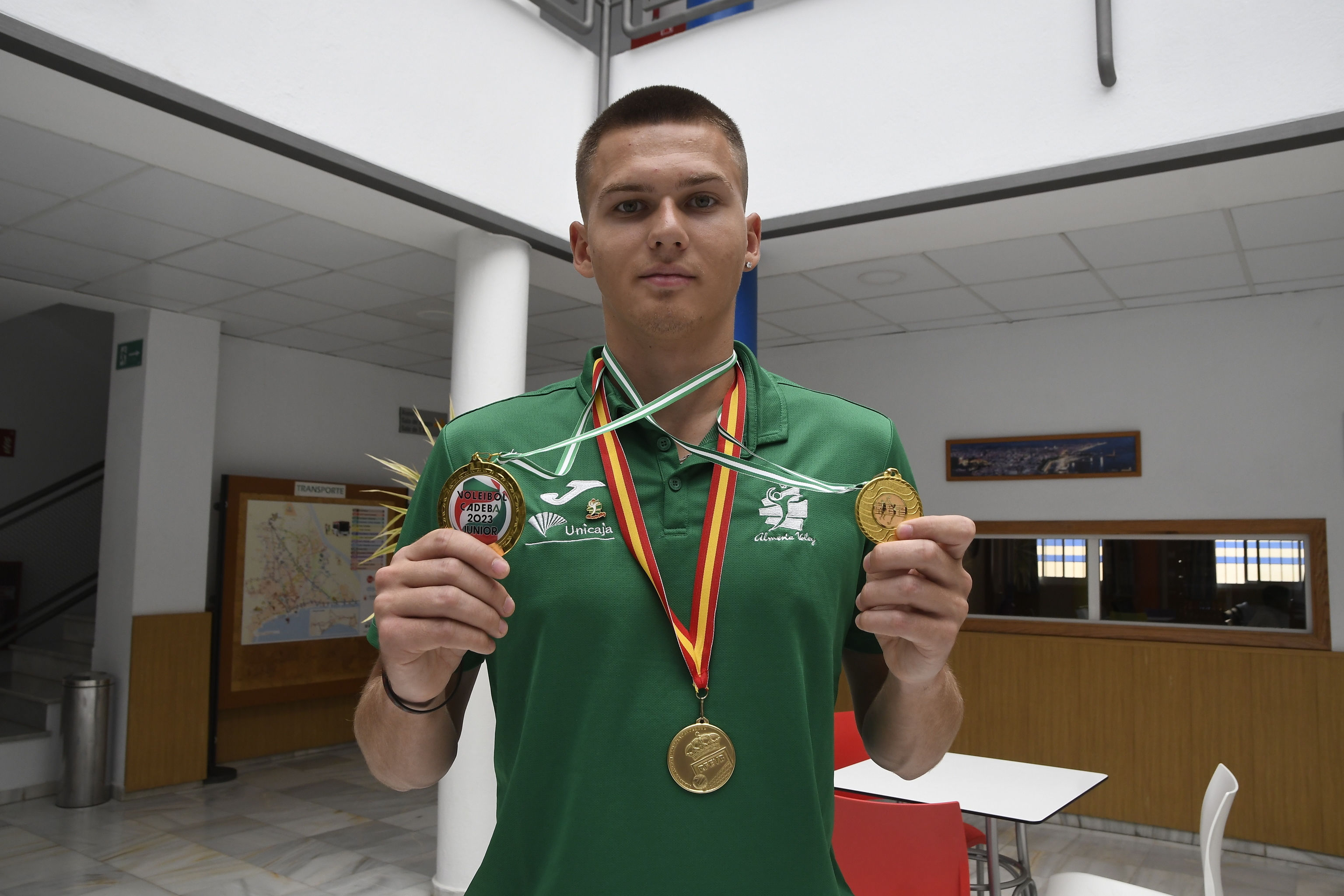 Ihor Sokolov, con sus medallas.