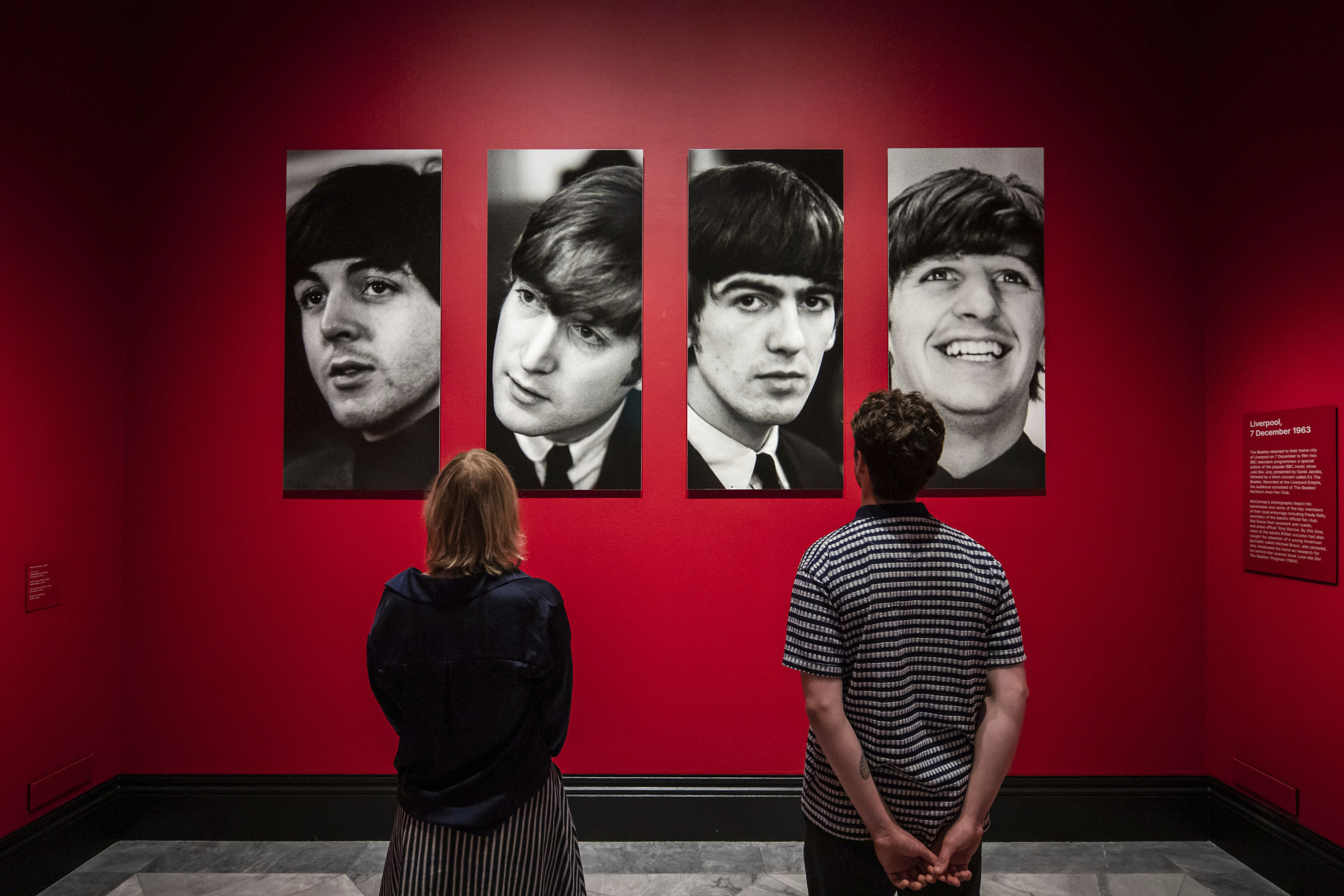 Retratos de los cuatro Beatles en la exposición 'Los ojos de la tormenta'.