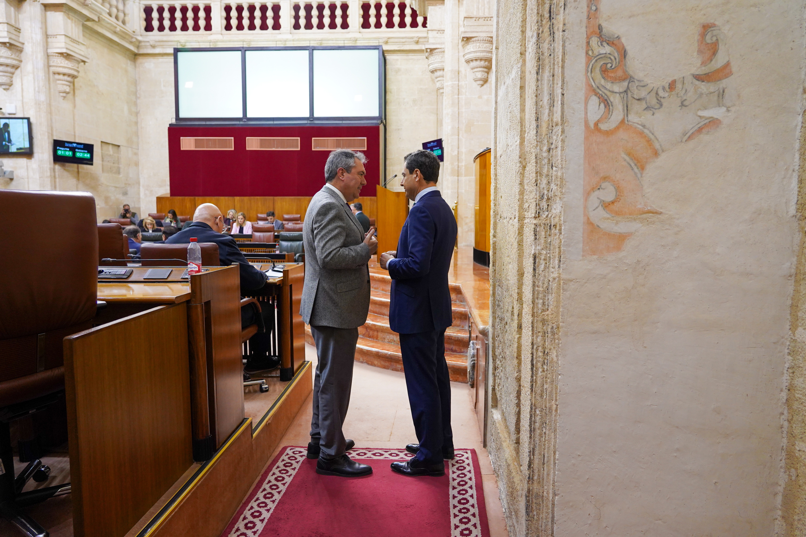 Juan Espadas y Juanma Moreno conversan en el Parlamento andaluz.