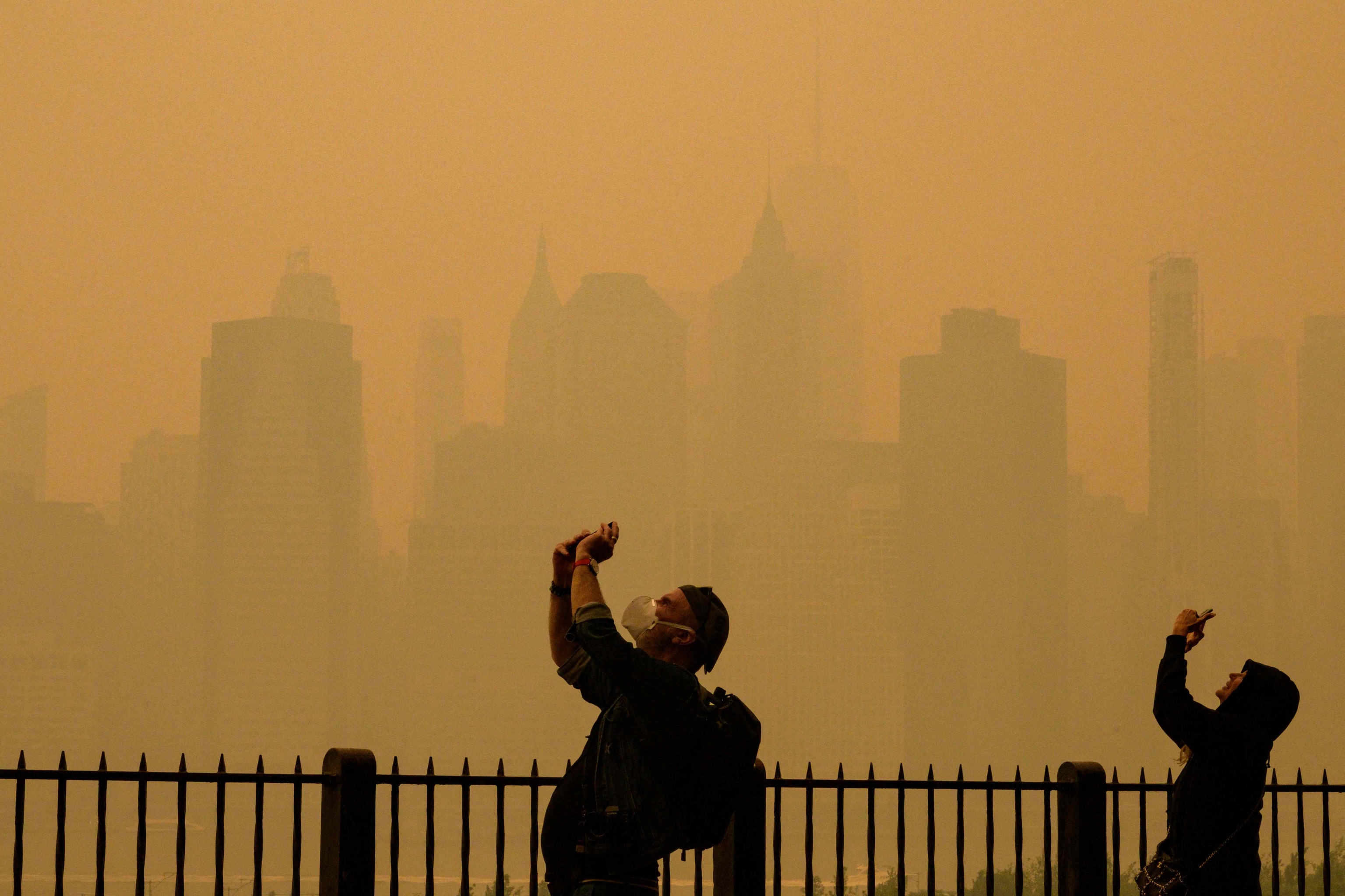 El 'skyline' de Nueva York cubierto por el humo de los incendios de Canad