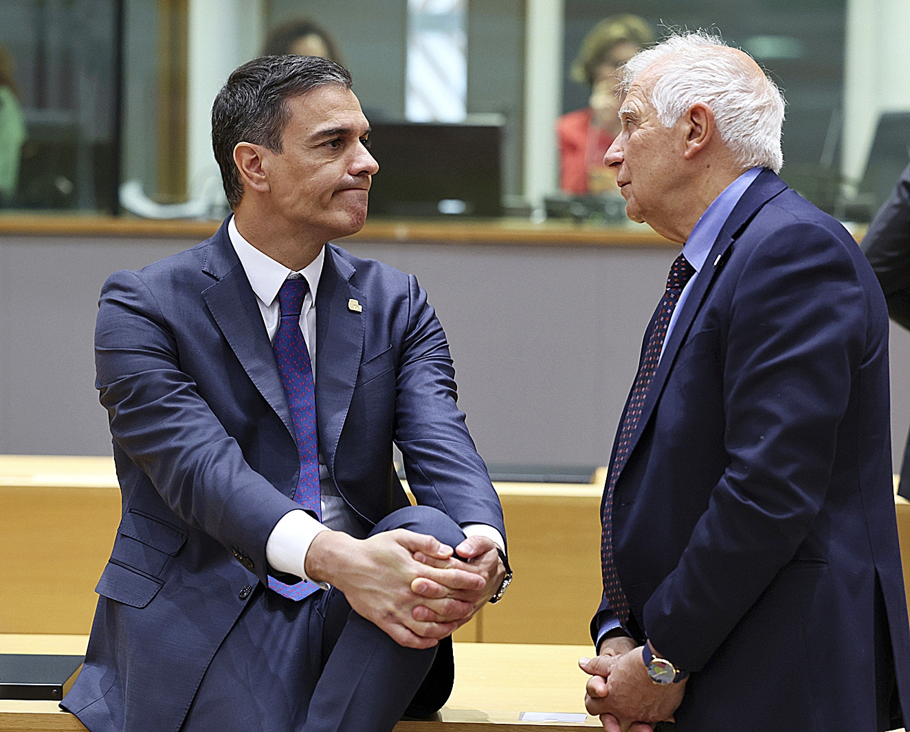 El presidente del Gobierno, Pedro Sánchez, conversa ayer con Josep Borrel en el edificio del Consejo Europeo en Bruselas.