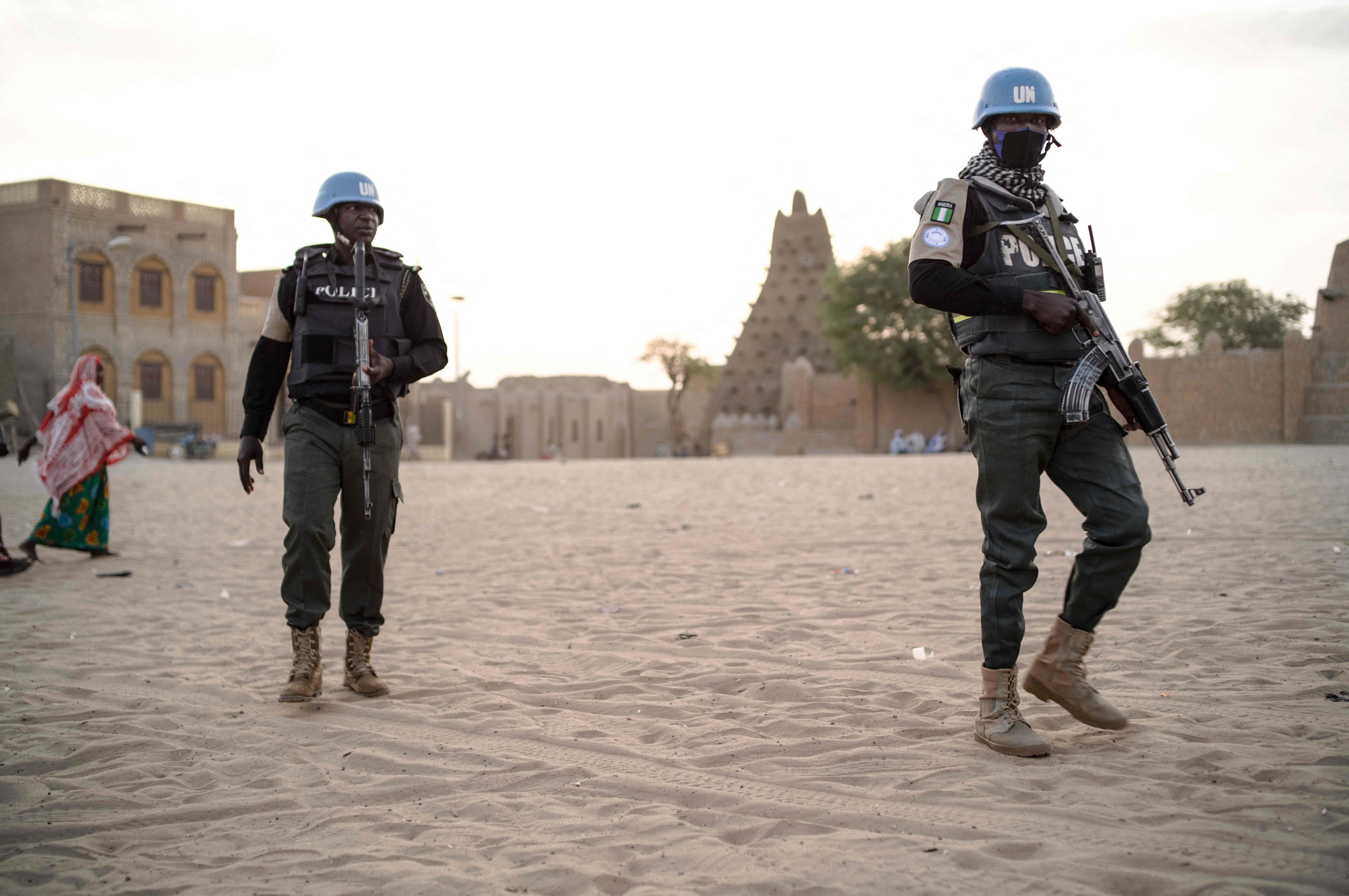 Policías nigerianos de la Misión de Estabilización de las Naciones Unidas en Mali (MINUSMA) patrullan en la plaza principal de Tombuctú el 8 de diciembre de 2021. El 30 de junio de 2023, el Consejo de Seguridad de la ONU votó en Nueva York el fin de una misión de mantenimiento de la paz de una década en Mali cuya junta militar instó a retirar las tropas al alinearse con Rusia. El Consejo de Seguridad votó por unanimidad una resolución que iniciará de inmediato la reducción de la misión de la Minusa, iniciada en 2013 para evitar una toma del poder por los yihadistas. (Foto de FLORENT VERGNES / AFP)