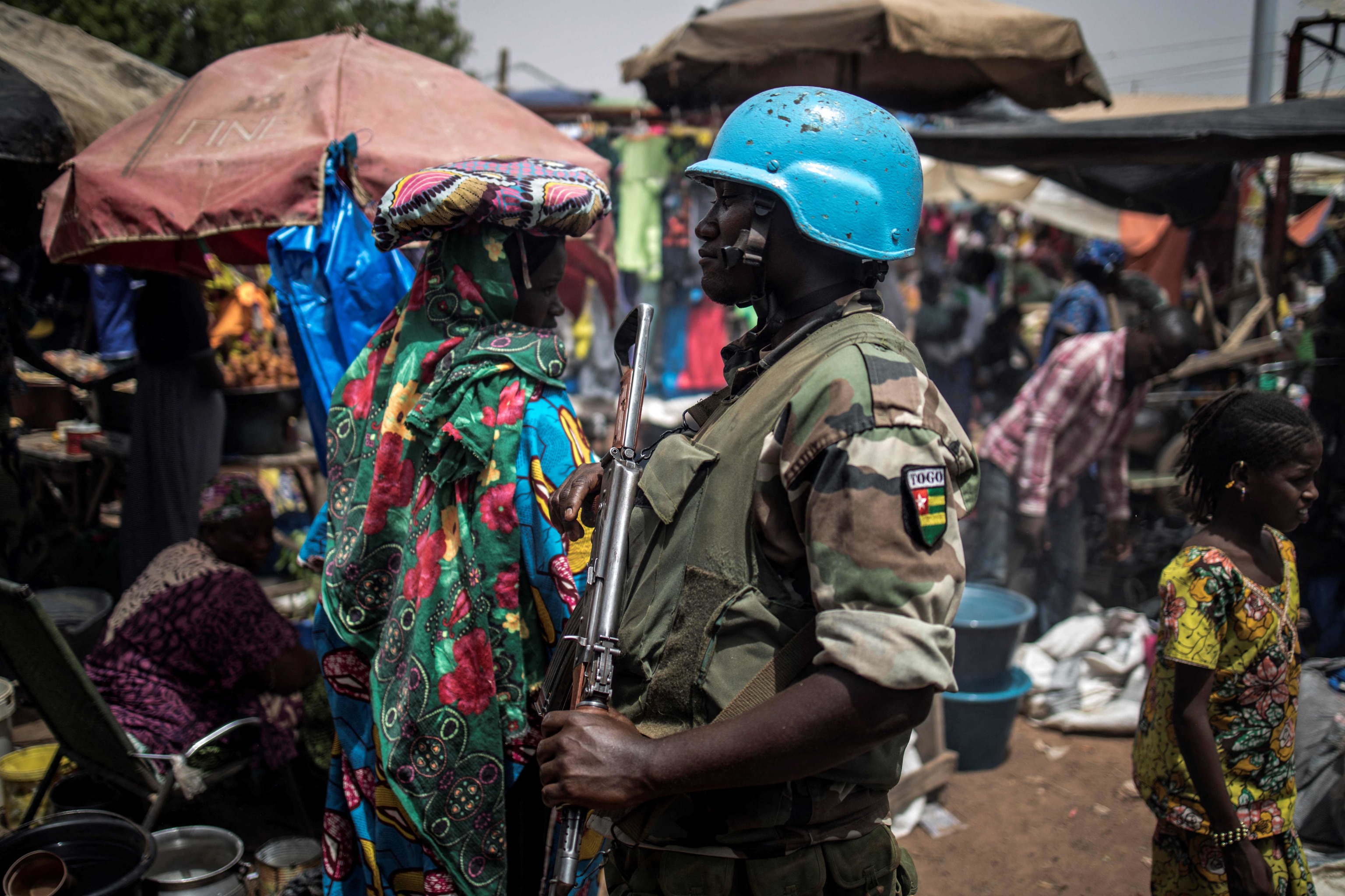 Un soldado togolés de la MINUSMA (Misión Multidimensional Integrada de Estabilización de las Naciones Unidas en Malí) patrulla en el mercado de Sofara, en la región central Malí's Dogon, el 2 de julio de 2019. El Consejo de Seguridad de la ONU en Nueva York el 30 de junio de 2023, votó a favor de poner fin a una misión de mantenimiento de la paz de una década a Malí cuya junta militar instó a la retirada de las tropas, ya que se alinea con Rusia. El Consejo de Seguridad votó por unanimidad una resolución que iniciará de inmediato la reducción de la misión de la Minusa, iniciada en 2013 para evitar una toma del poder por los yihadistas. (Foto de Marco LONGARI / AFP).