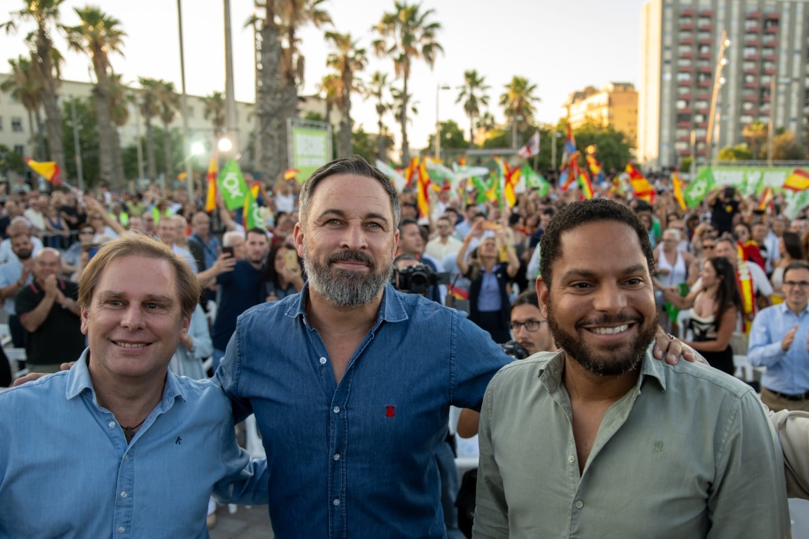 Joan Garriga, Santiago Abascal e Ignacio Garriga (Vox).