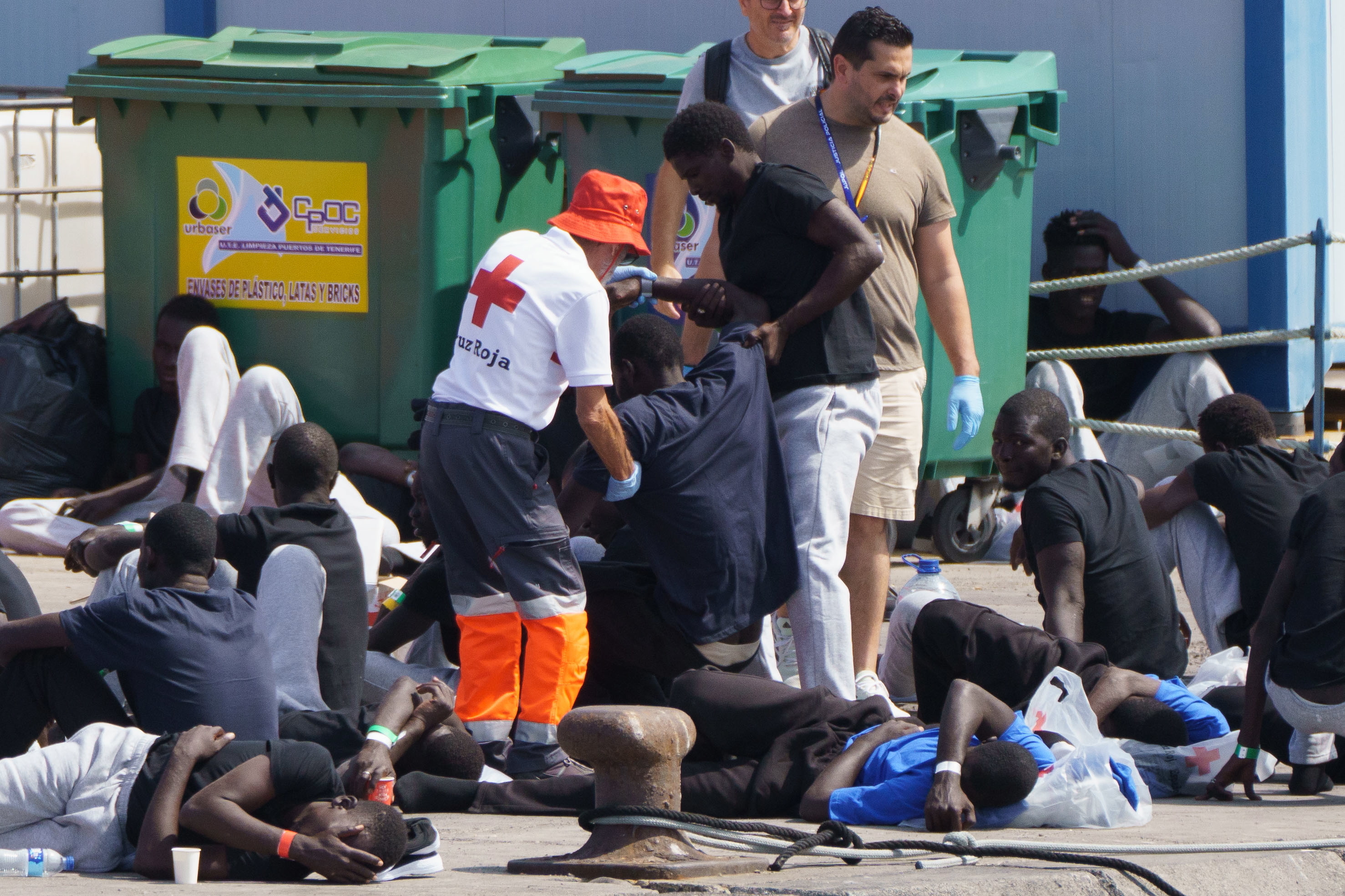 Los 65 migrantes llegados el domingo en un cayuco a Santa Cruz de Tenerife, atendidos por Cruz Roja.